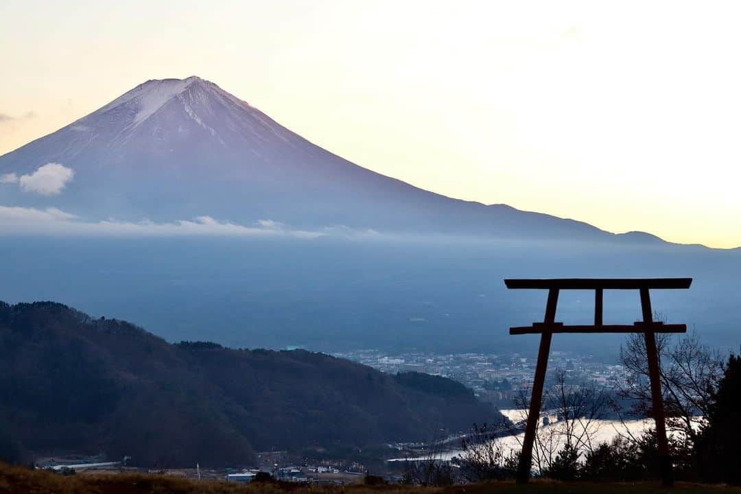 石松大晟さんのインスタグラム写真 - (石松大晟Instagram)「・﻿ 河口浅間神社⛩﻿ ﻿ インスタで見つけてずっと行ってみたかった場所！﻿ 着いた時は富士山に雲がかかってて怪しかったけど、最後の最後に雲が動いてくれて綺麗な景色が見れた👏﻿ ﻿ ここから見える富士山は最高🗻﻿ ﻿ #camera #canon #photo #河口浅間神社 #天空の鳥居 #河口湖 #富士山 ﻿ ﻿」12月16日 21時45分 - taiseiishimatsu