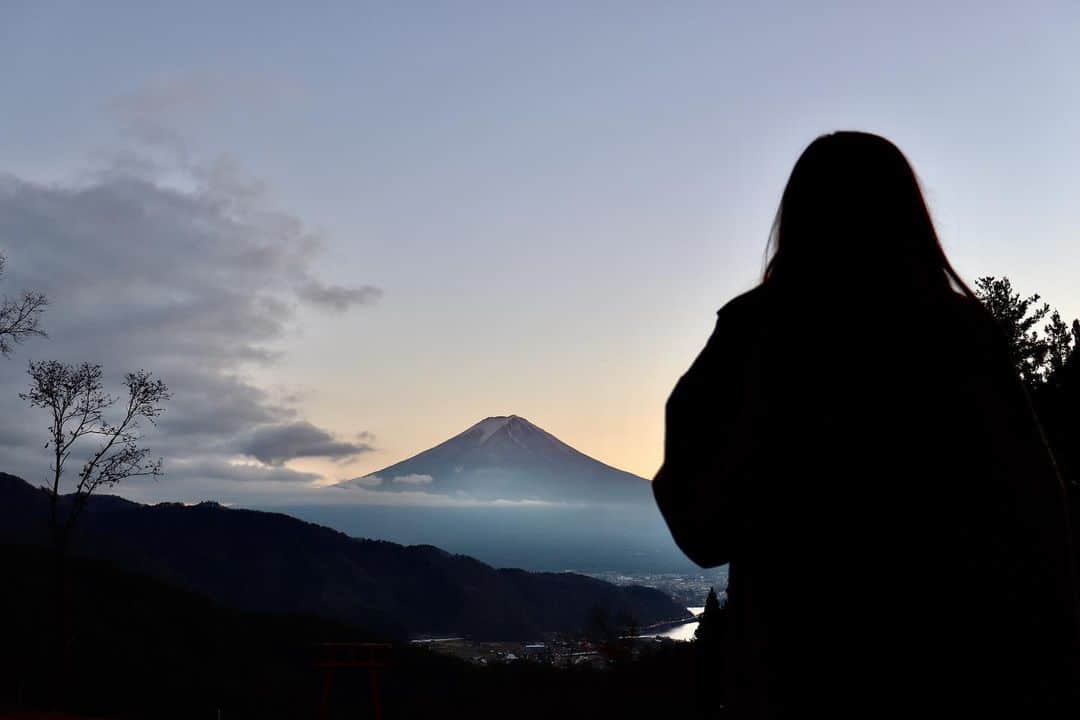 石松大晟さんのインスタグラム写真 - (石松大晟Instagram)「・﻿ 河口浅間神社⛩﻿ ﻿ インスタで見つけてずっと行ってみたかった場所！﻿ 着いた時は富士山に雲がかかってて怪しかったけど、最後の最後に雲が動いてくれて綺麗な景色が見れた👏﻿ ﻿ ここから見える富士山は最高🗻﻿ ﻿ #camera #canon #photo #河口浅間神社 #天空の鳥居 #河口湖 #富士山 ﻿ ﻿」12月16日 21時45分 - taiseiishimatsu
