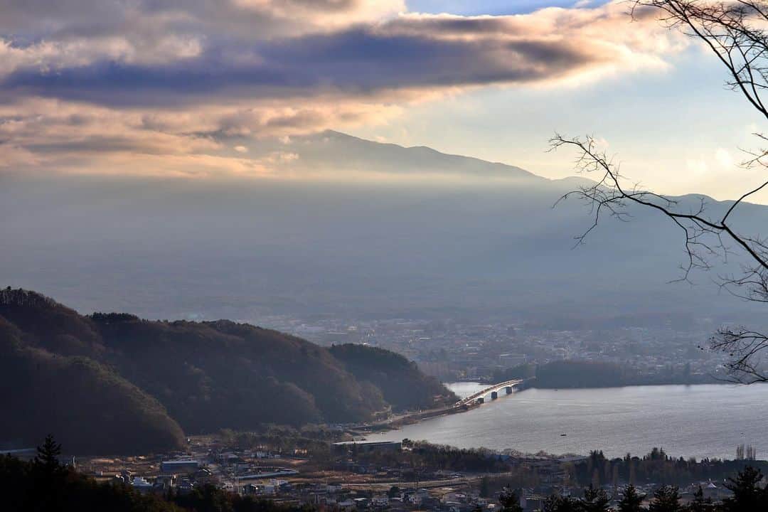石松大晟さんのインスタグラム写真 - (石松大晟Instagram)「・﻿ 河口浅間神社⛩﻿ ﻿ インスタで見つけてずっと行ってみたかった場所！﻿ 着いた時は富士山に雲がかかってて怪しかったけど、最後の最後に雲が動いてくれて綺麗な景色が見れた👏﻿ ﻿ ここから見える富士山は最高🗻﻿ ﻿ #camera #canon #photo #河口浅間神社 #天空の鳥居 #河口湖 #富士山 ﻿ ﻿」12月16日 21時45分 - taiseiishimatsu