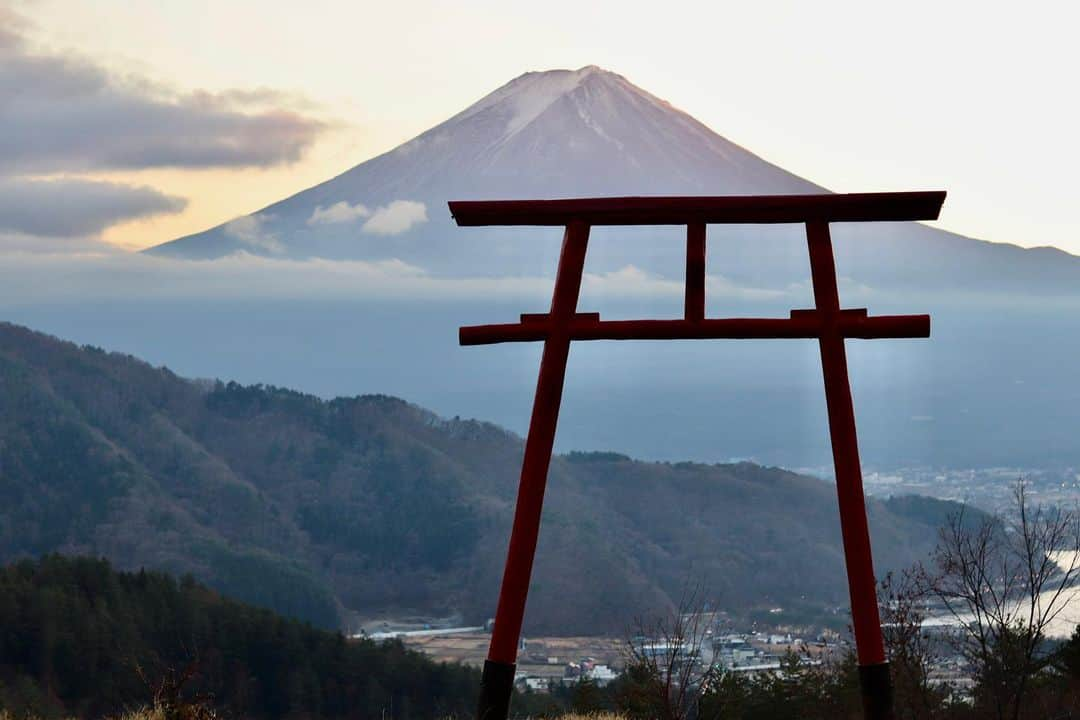 石松大晟さんのインスタグラム写真 - (石松大晟Instagram)「・﻿ 河口浅間神社⛩﻿ ﻿ インスタで見つけてずっと行ってみたかった場所！﻿ 着いた時は富士山に雲がかかってて怪しかったけど、最後の最後に雲が動いてくれて綺麗な景色が見れた👏﻿ ﻿ ここから見える富士山は最高🗻﻿ ﻿ #camera #canon #photo #河口浅間神社 #天空の鳥居 #河口湖 #富士山 ﻿ ﻿」12月16日 21時45分 - taiseiishimatsu