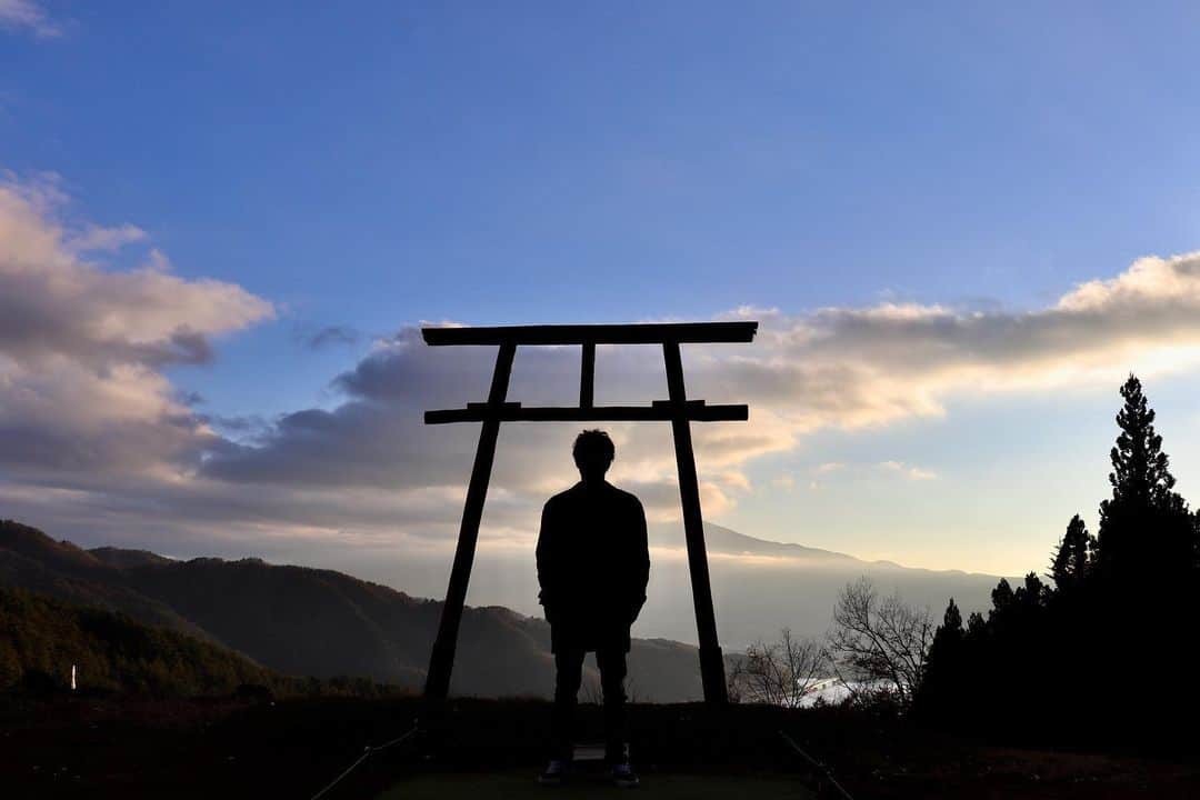 石松大晟のインスタグラム：「・﻿ 河口浅間神社⛩﻿ ﻿ インスタで見つけてずっと行ってみたかった場所！﻿ 着いた時は富士山に雲がかかってて怪しかったけど、最後の最後に雲が動いてくれて綺麗な景色が見れた👏﻿ ﻿ ここから見える富士山は最高🗻﻿ ﻿ #camera #canon #photo #河口浅間神社 #天空の鳥居 #河口湖 #富士山 ﻿ ﻿」