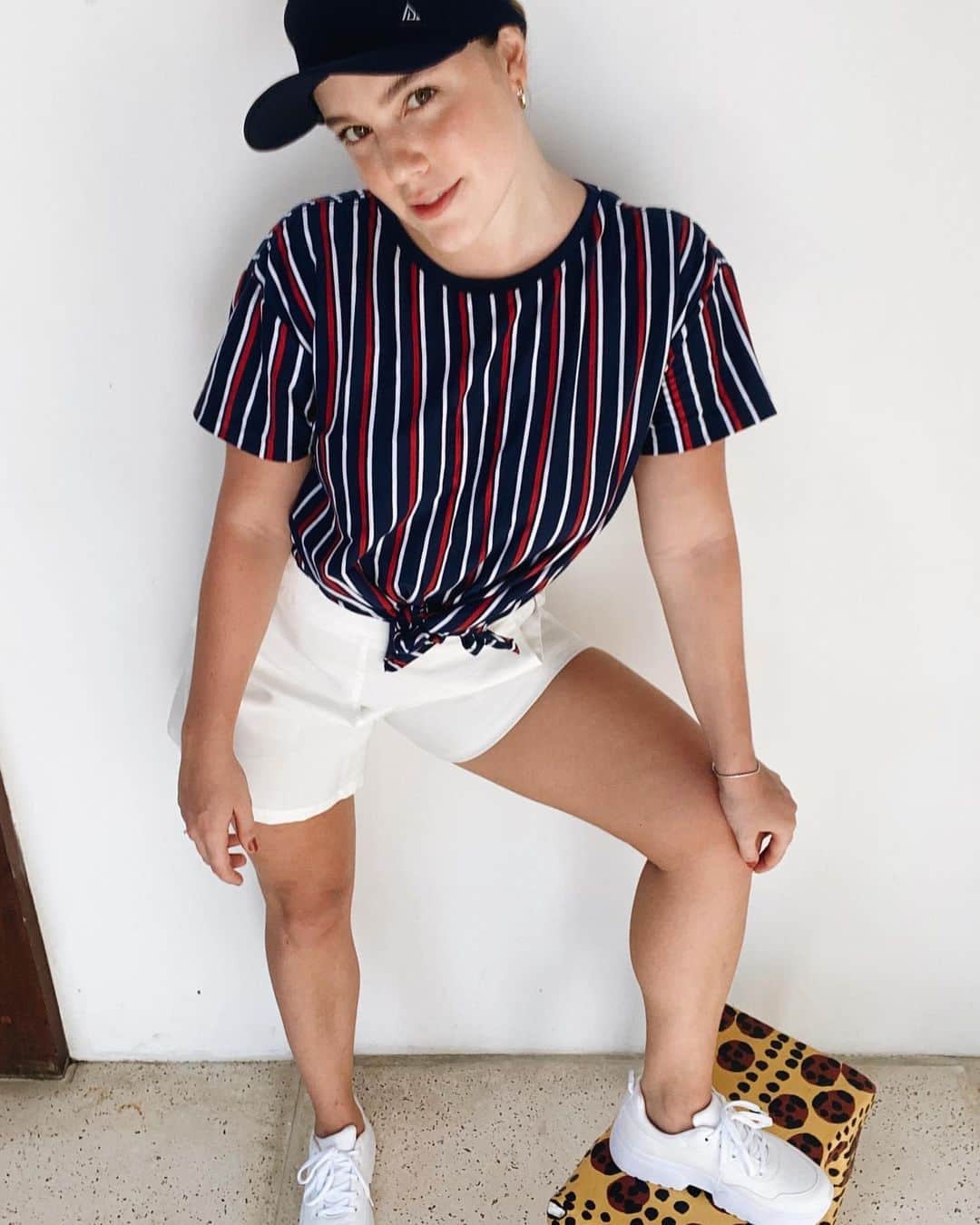 Alice Wegmannのインスタグラム：「final de ano é um momento que a gente associa a dar presentes para quem a gente ama, e o ato de presentear também pode ser um ato de auto amor. é importante celebrarmos as mulheres que somos, olhar pra dentro, nos darmos carinho! por isso, escolhi essas peças porque elas tem muito de Alice, e porque marinho é minha cor favorita 🥰 a @cea_brasil tem um custo-benefício maaaravilhoso e muita versatilidade pra todos os estilos. pra quem preferir fazer as compras sem sair de casa, pode recorrer ao site e ao app, que têm frete rápido e entrega pra todo o país :) só não deixa pra comprar na última hora! e posta aqui pra gente as suas escolhas ✨ #CeAMuitoEu  #2021PodeChegar」