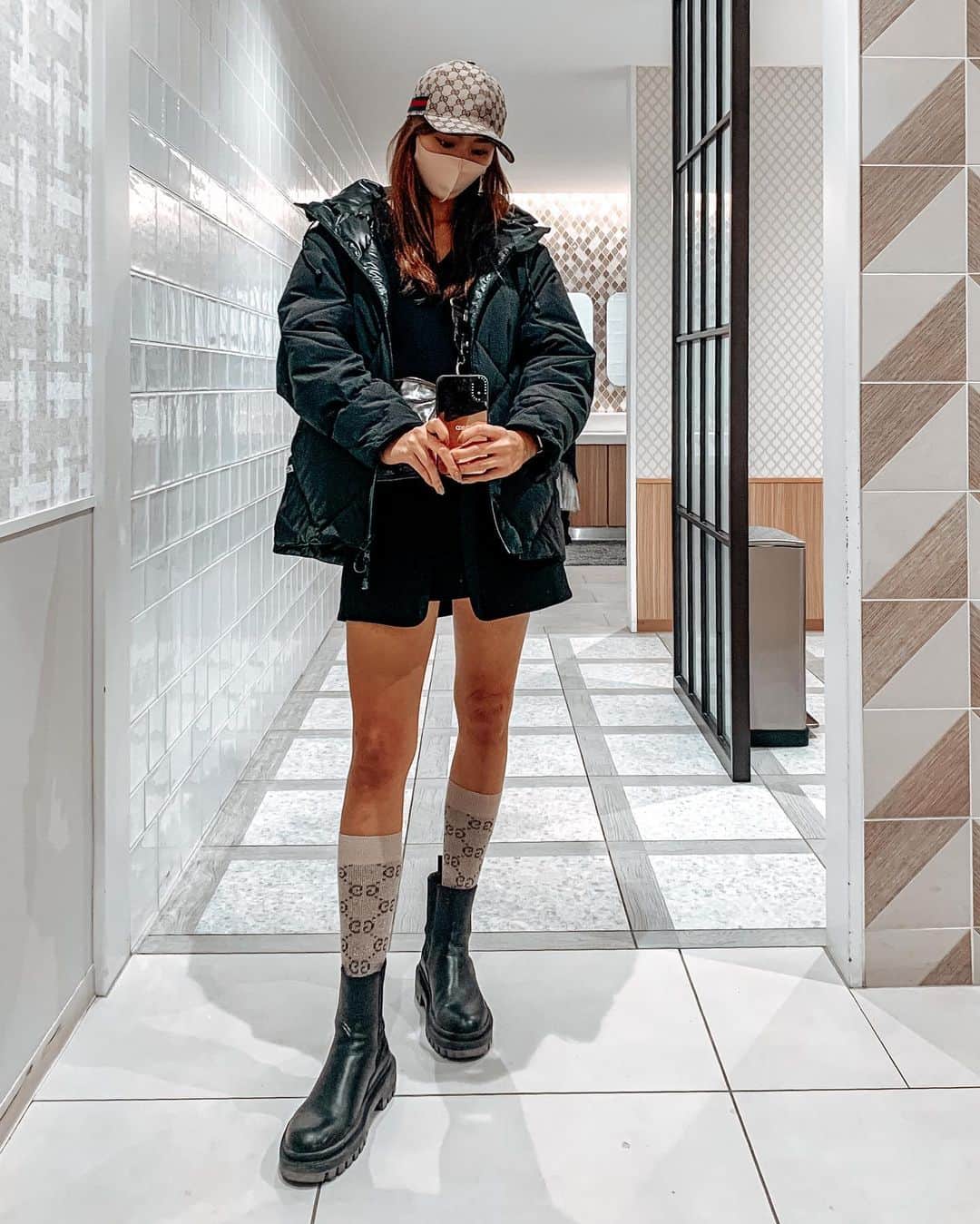 真部理子さんのインスタグラム写真 - (真部理子Instagram)「_ 𝐶𝑜𝑜𝑟𝑑𝑖𝑛𝑎𝑡𝑒﻿ ﻿ いつかの洋服🎬﻿ もう生脚なんて無理になってきたね⛄️﻿ 雪がチラつく広島。﻿ このダウンばかり着ています。﻿ ﻿ ﻿ #リコトレ #coordinate #ootd #fashion #コーデ」12月16日 21時40分 - riko_manabe