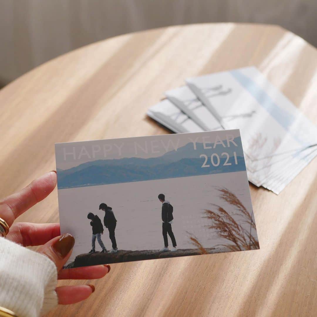 j.chikaのインスタグラム：「🎍﻿ ﻿ もう今年もあとわずか﻿ みなさん年賀状はどうされましたか？﻿ ﻿ 私は毎年ギリギリですが💦﻿ 珍しく早めに準備できました😆﻿ ﻿ 使ったのは @shimaumaprint  しまうまプリントのアプリ🦓❤️﻿ ﻿  すっかり大きくなった3人息子たちの写真をメインに シンプルなデザインを選んで作ってみたよ😊﻿ ﻿  アプリからサクサクっと感動レベルで﻿ 本当に簡単にできるんです👏🏻😍　﻿ ﻿  デザインはしまうまだけのオリジナル全1,900種。 その中からお気に入りを選んで写真をカメラロールから選択、挨拶文も好きに変えられ、フォントや文字装飾も。自分好みにカスタマイズできます。﻿ 仕上げは、写真仕上げと印刷仕上げが選べます。﻿ ﻿  宛名印刷も投函代行も無料✨﻿ （私はひと言メッセージを手書きしたかったので自宅に送ってもらいました。）﻿ ﻿ ﻿ 今なら早割り﻿ 12月21日23:59までに注文すると﻿ プリント料金48%offだそうです✨﻿ ﻿ ﻿ 4枚から申し込めるのでお試しも是非♡﻿ ﻿ ﻿ クーポンコードをいただきましたので﻿ よかったら使ってくださいね♡﻿ ↓﻿ クーポンコード【 bPgPV9j6yT 】﻿ ハガキ代を除く合計金額から100円割引。﻿ 2020年12月28日23:59までご利用可能。﻿ 1ユーザーにつき1回のみ使えます。﻿ ﻿ ﻿ ﻿ #PR#年賀状#しまうま年賀状#年賀状デザイン#2021年賀状#丑年年賀状#年賀状写真﻿#しまうまプリント年賀状#丑年#三人息子#3人息子﻿」
