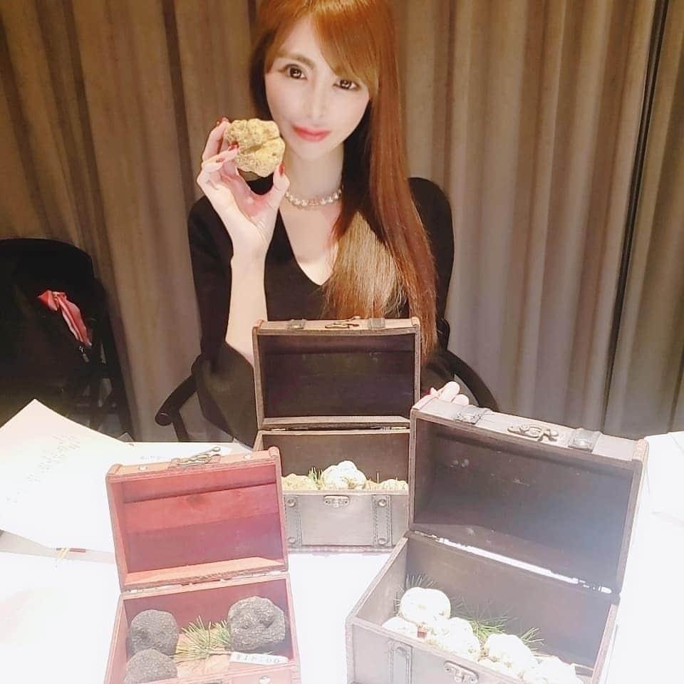 桃瀬えりなさんのインスタグラム写真 - (桃瀬えりなInstagram)「大好きな白トリュフでBirthday🎂お祝いしてもらったよ🍄💋  #birthday #gourmet #nicolaibergmann #follow #followme #西麻布 #マルゴットエバッチャーレ #お誕生日お祝い #白トリュフ #コース料理 #個室 #いいね返し #フォロー返し」12月16日 21時42分 - eri_rin1221