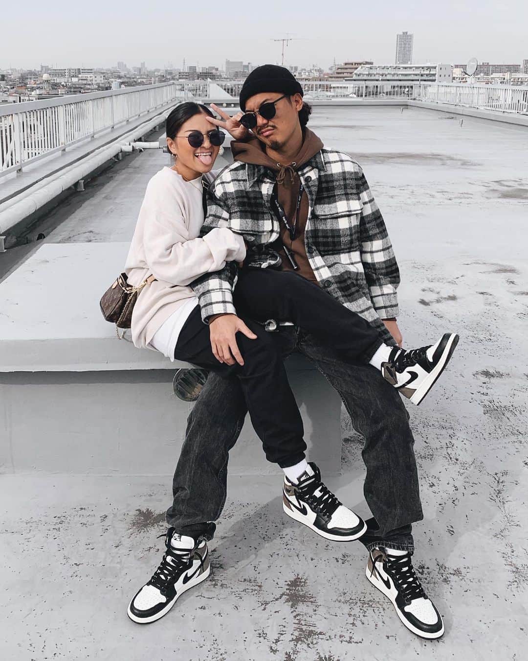 のインスタグラム：「dark mocha link👟 ㅤㅤㅤㅤㅤㅤㅤㅤㅤㅤㅤㅤㅤ 意外にオソロの靴が少なかった😩🔥 ㅤㅤㅤㅤㅤㅤㅤㅤㅤㅤㅤㅤㅤ  サングラス　@flex_japan  シャツ　H&M パンツ　　リーバイス スニーカー　NIKE #airjordan1darkmocha  ・ ・ #サングラス#スニーカーコーデ #ナイキスニーカー #snkrskickcheck  #スニーカーヘッズ#ストリート系男子 #ストリート系ファッション#古着#古着コーデ #古着男子 #古着好きな人と繋がりたい #古着mix #古着ファッション #古着好き #古着コーディネート #メンズ古着 #カップルコーデ #エアジョーダン1 #古着アウター#ヴィンテージ古着 #ヴィンテージファッション #ビーニー#夫婦コーデ」
