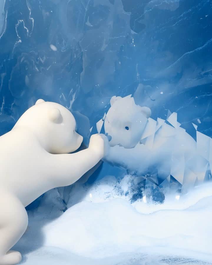 のインスタグラム：「Mirror, mirror in the ice cave, who is white, fluffy and brave? #ArtyTheBear #ChopardGift」