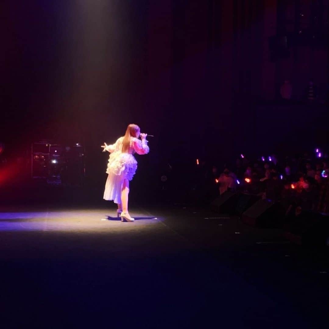 黒崎真音さんのインスタグラム写真 - (黒崎真音Instagram)「GOOD EVENING! . この前のライブの写真 . マネさんが横から撮ってくれたの！ . もっと歌いたい . 歌いたい歌いたい！ . 歌いたいよー！！ #京premiumlive #live #life #sing」12月16日 20時11分 - maonkurosaki922