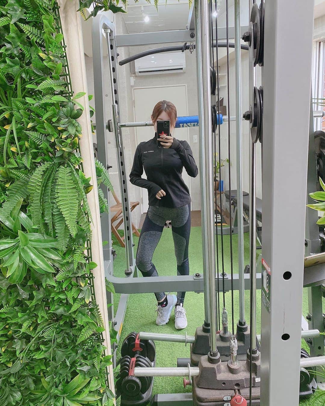 利咲さんのインスタグラム写真 - (利咲Instagram)「北欧ブランドのトレーニングウェア @mightysolo　  気温が下がって来たので普段のトレーニングウェアだと寒いので🥶 かっこ良くトップスに羽織れるものを探していてこちらを見つけました🙌  ジャケットと言って、フィット感もあるので動きやすい！ レギンスも見たことないようなオリジナリティのあるデザイン🌟 質がとても良いので長く使えそうです。  機能性、デザイン、質、 どれもレベル高いと思います💖 　  15%offディスカウントコード→himeringo15 海外メーカーですが送料無料✈️  クリスマスキャンペーン中🎄 17日までにご購入をいただくと、クリスマスまでに配送可能！ 商品をお買い上げ頂いたお客様に5色のレジスタンスバンドをプレゼント🎁 （トレーニングチューブのこと！私も好きで家や旅先のトレーニングで使ったりします）  プレゼント期間は12/1～12/27までだよ💝  https://mightysolo.com/jp/  #IAmMightySolo #MightyChristmas #MightySolo #meshstockholm #meshStockholmジャケット #strength #strengthブラックレギンス #ジャケット #レギンス #leggings #トレーニングウェア #レジスタンスバンド #トレーニングチューブ #トレーニングバンド #パーソナルジム #personalgym #トレーニング #personaltraining #筋トレ #筋トレ女子 #トレーニング女子 #ワークアウト #workout #ワークアウト女子 #ボディメイク #bodymake #sportswear #スポーツウェア #MyroutinGym」12月16日 20時12分 - himeringo908