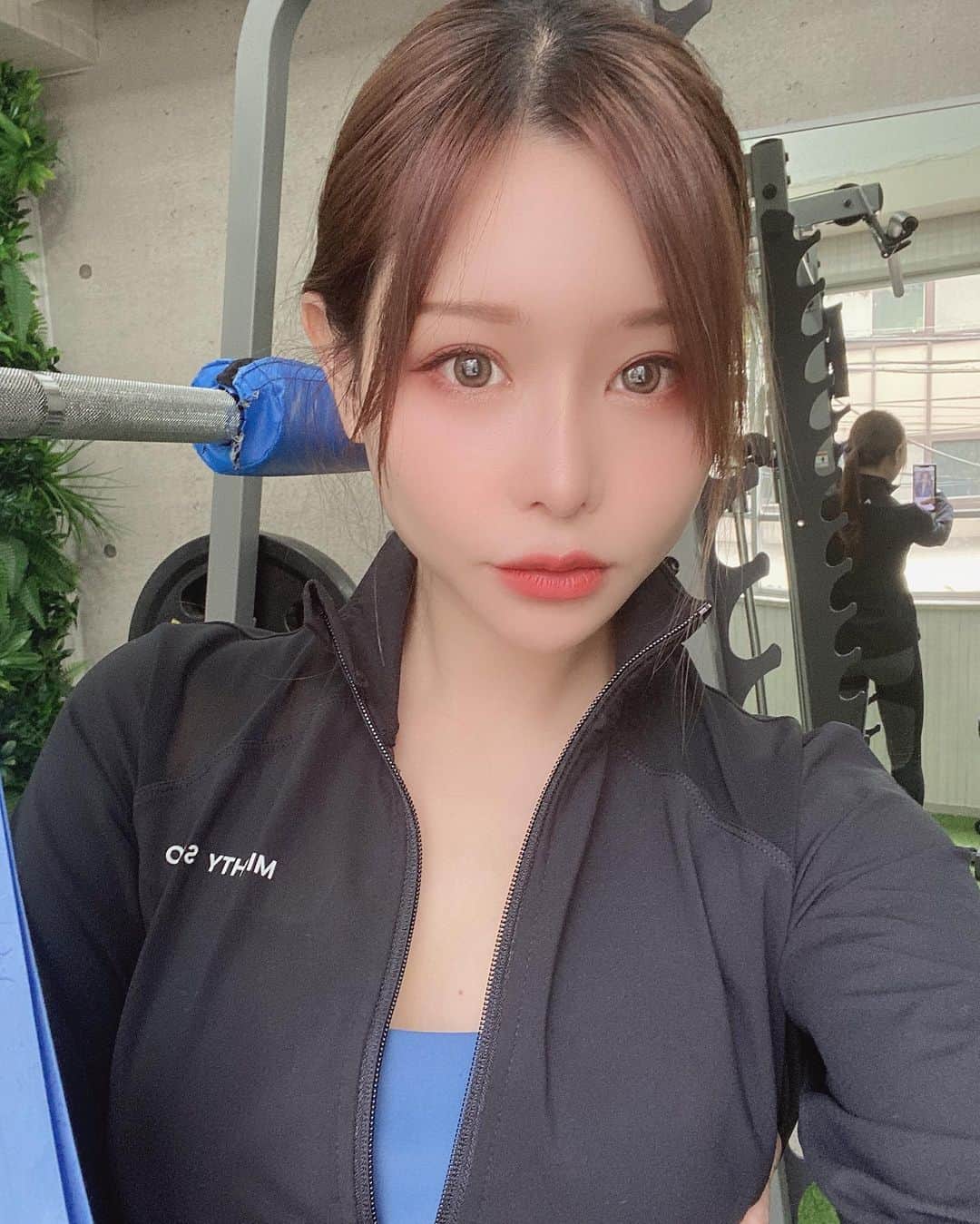 利咲さんのインスタグラム写真 - (利咲Instagram)「北欧ブランドのトレーニングウェア @mightysolo　  気温が下がって来たので普段のトレーニングウェアだと寒いので🥶 かっこ良くトップスに羽織れるものを探していてこちらを見つけました🙌  ジャケットと言って、フィット感もあるので動きやすい！ レギンスも見たことないようなオリジナリティのあるデザイン🌟 質がとても良いので長く使えそうです。  機能性、デザイン、質、 どれもレベル高いと思います💖 　  15%offディスカウントコード→himeringo15 海外メーカーですが送料無料✈️  クリスマスキャンペーン中🎄 17日までにご購入をいただくと、クリスマスまでに配送可能！ 商品をお買い上げ頂いたお客様に5色のレジスタンスバンドをプレゼント🎁 （トレーニングチューブのこと！私も好きで家や旅先のトレーニングで使ったりします）  プレゼント期間は12/1～12/27までだよ💝  https://mightysolo.com/jp/  #IAmMightySolo #MightyChristmas #MightySolo #meshstockholm #meshStockholmジャケット #strength #strengthブラックレギンス #ジャケット #レギンス #leggings #トレーニングウェア #レジスタンスバンド #トレーニングチューブ #トレーニングバンド #パーソナルジム #personalgym #トレーニング #personaltraining #筋トレ #筋トレ女子 #トレーニング女子 #ワークアウト #workout #ワークアウト女子 #ボディメイク #bodymake #sportswear #スポーツウェア #MyroutinGym」12月16日 20時12分 - himeringo908