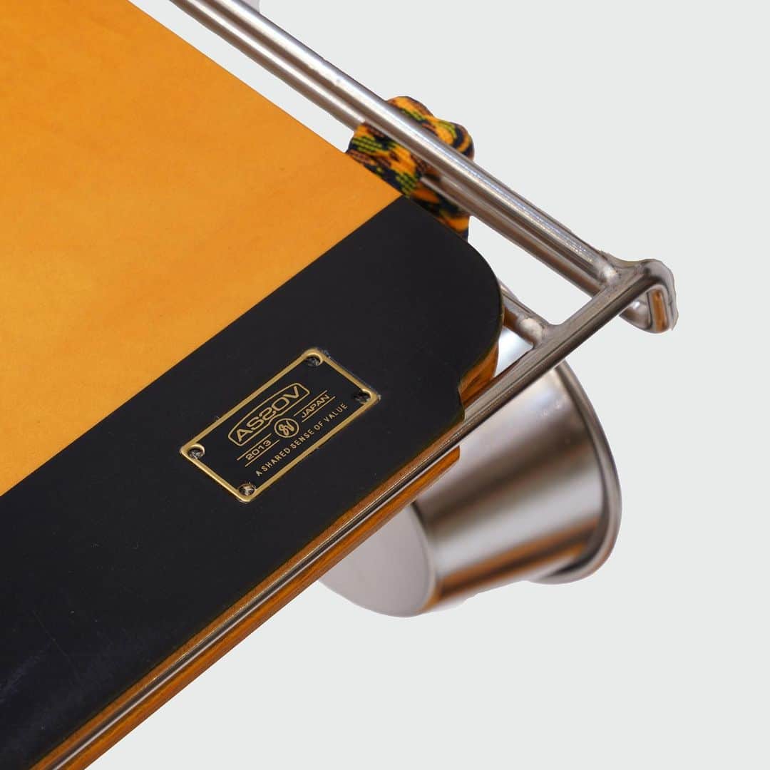 UNBY GENERAL GOODS STOREのインスタグラム：「‼️アプリ会員のみなさまへの特別先行販売開始のお知らせ‼️ パレ子、パレ男、床上手さん、床上手さんモノグラムの限定発売につきましてTheArthさんの大人気パレット「パレ子」「パレ男」「床上手さん」にAS2OVが別注をお願いし、UNBYストアの什器のようなシンプルな仕様にしていただきました。 60年代のアメリカの住宅のようなイエローのオイル仕上げに、ブラックを効き色にしています。 なかなか手に入らず、争奪戦になっているアイテム、UNBYアプリ会員さまに先行販売させていただきます。  12/16 19:00～ GOLD会員さま発売開始  12/17 19:00～ SILVER会員さま販売開始  12/18 19:00～ BRONZE会員さま販売開始  よろしくお願いします！また、この機会にアプリのインストールも重ねましてお願い申し上げます。 「UNBYはアプリ会員さまを大切にしていく‼️ああ、会員になって良かった！って思ってもらうんやっ‼️」と社長が会議でハッキリと言っておりましたから、まずアプリをインストールしていただいて間違いはないかと存じます‼️‼️‼️  アプリインストールはAPPストアかGoogle playにてUNBYで検索いただくか、UNBYホームページのバナーよりお願いします😚 . . . #unbygeneralgoodsstore  #社長アプリ会員さま大切にするってよ #thearth #ざぁーッス #パレ子 #パレ男　#as2ov #床上手さん #焼き上手さん #a38grate #38explore #38palette #38パレット #camp #camping #campgear #キャンプ #outdoor #ガレージブランド#custom #ソロキャンプ #焚き火  #別注 #アウトドア好きな人と繋がりたい」