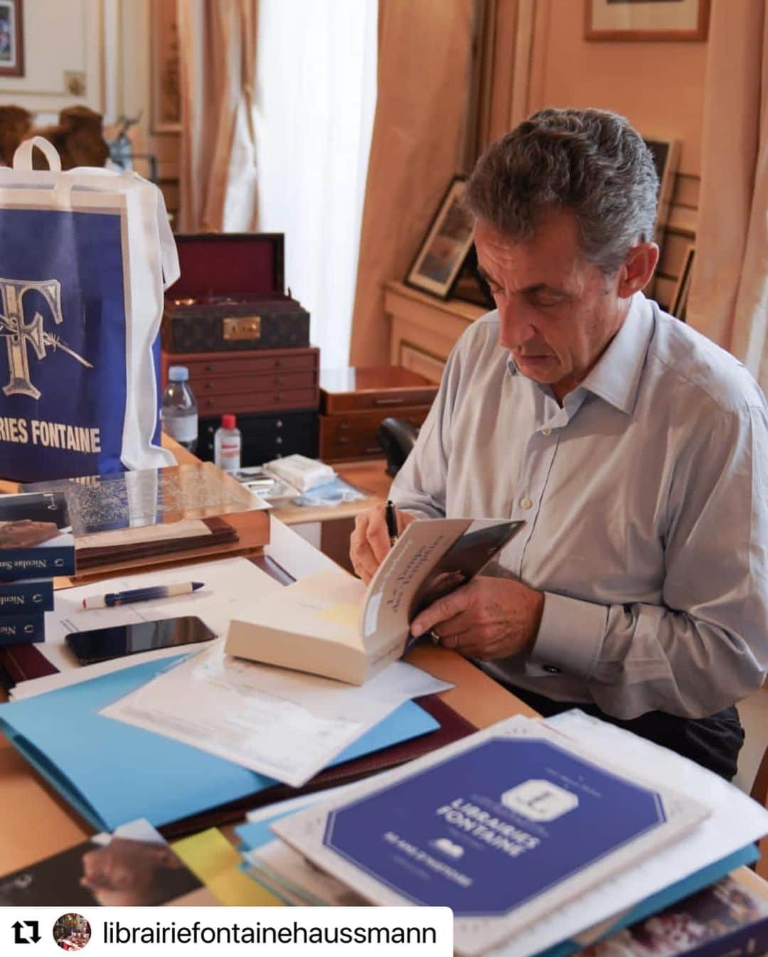 ニコラ・サルコジのインスタグラム：「Le contexte sanitaire m’empêche malheureusement d’aller à la rencontre de mes lecteurs. Mais de nombreux libraires comme ici la @librairiefontainehaussmann ont eu l’idée de me transmettre des livres à dédicacer. C’est pour moi un immense plaisir de signer #letempsdestempetes. Je veux remercier tous les acteurs de la filière du livre - et notamment nos librairies indépendantes - mobilisés afin de ne pas priver les Français du plaisir de lire. @editionsdelobservatoire」