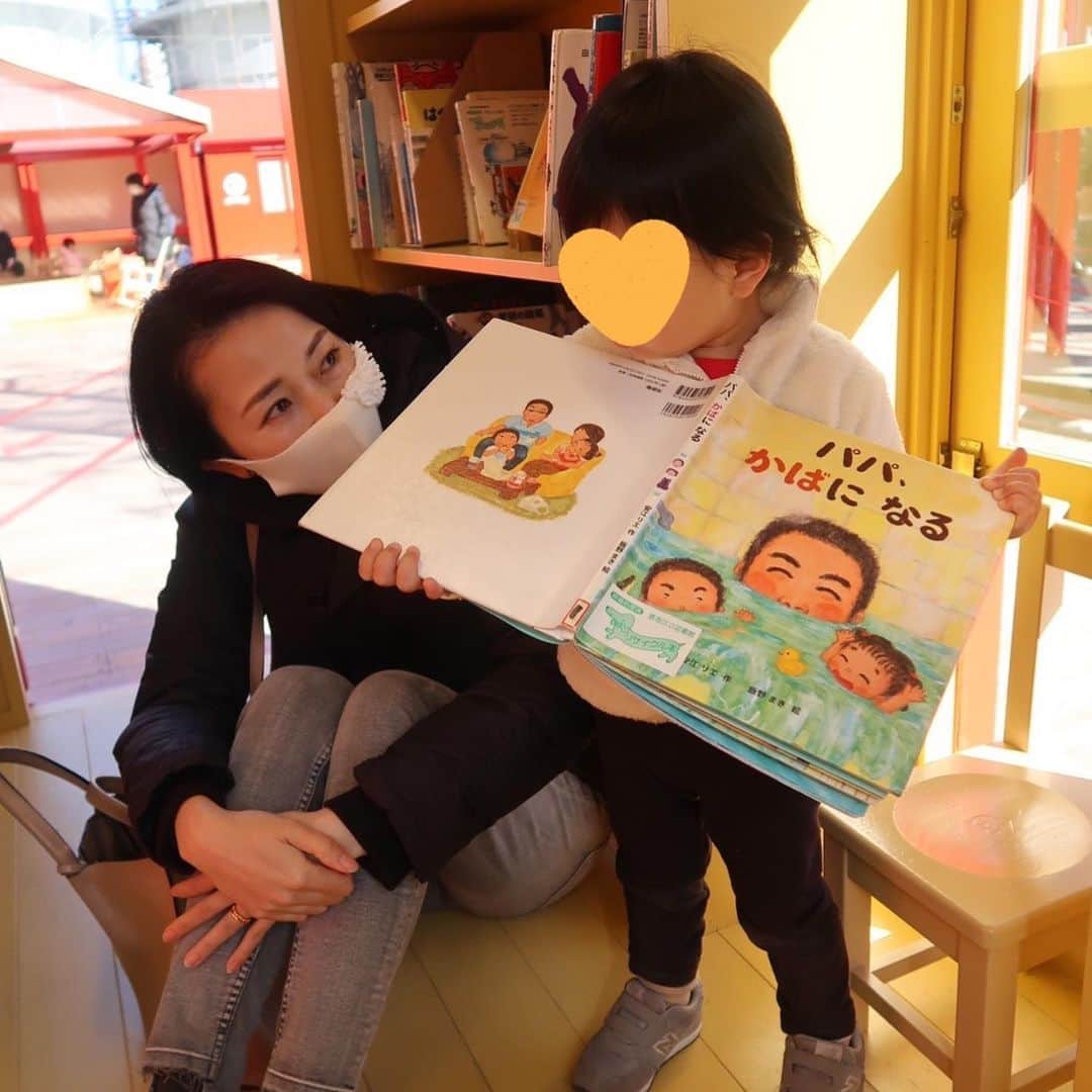のインスタグラム：「📙﻿ 絵本って楽しいね💫﻿ ﻿ いやいや期の姪も﻿ しっかり聞いてくれました🧒🏻﻿ ﻿ ﻿ ﻿ #姪 #おば活 #としまキッズパーク #公園に絵本 #名古屋 #アナウンサー #マスク #有松絞り #cucuri #徳重杏奈」