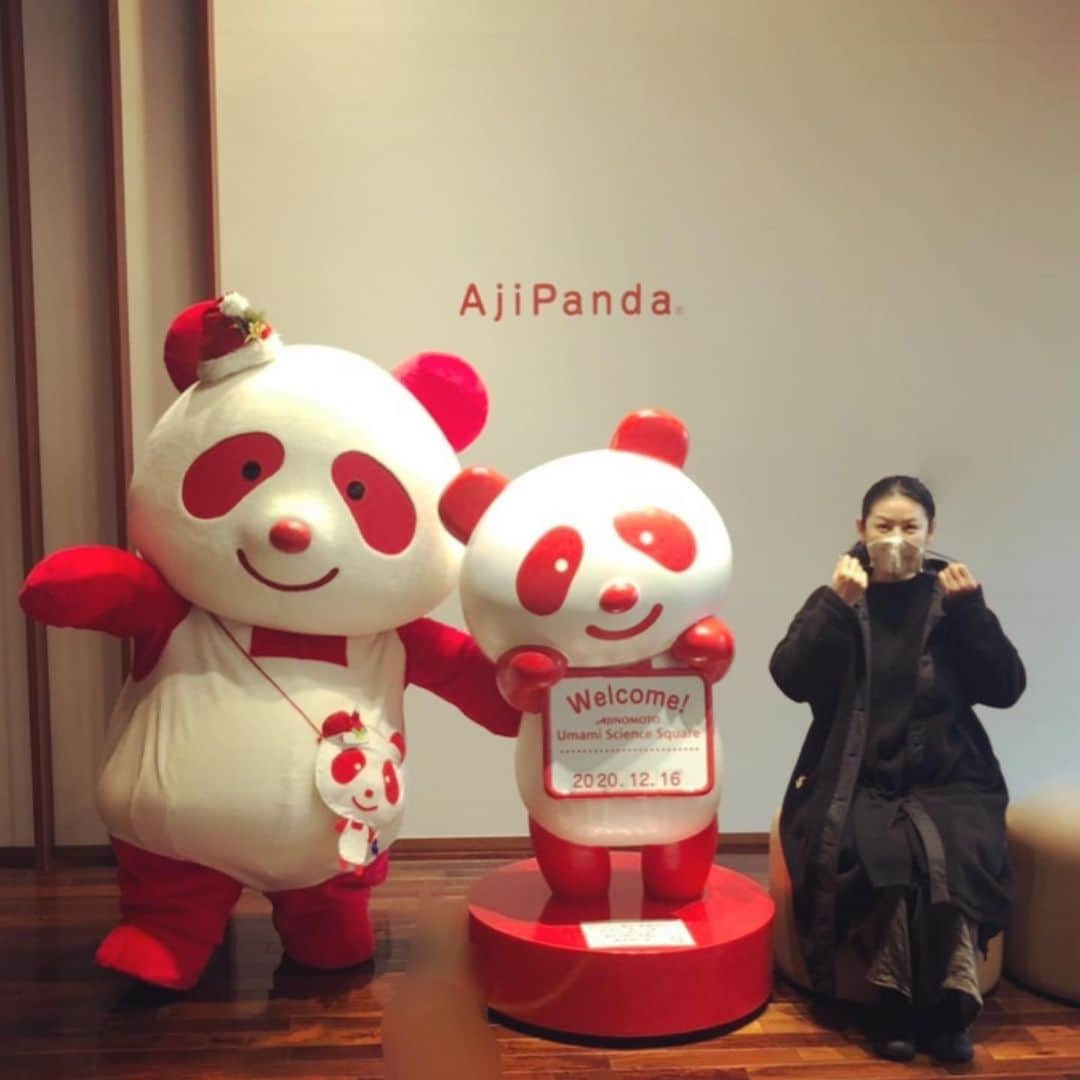 睦さんのインスタグラム写真 - (睦Instagram)「思いがけず、 アジパンダくんと 会えましたっ。  まさにっ、 グリーティグ😍  味の素KK工場見学、 楽しかったなぁ。  スタッフの皆さんが、 コロナ対策を 徹底的に、丁寧に 実践して下さってたので、 とっても安心感のある中、 見学出来ました。  アジパンダくんとも、 据え置きの アジパンダくんを挟んでの ソーシャルディスタンス、 バッチリです。  最初に、 アジパンナちゃんも 見れて癒されて、 気分が上がりました🥰  2人とも、 ちゃんと クリスマスの帽子や ポシェットで おしゃれしてましたよ🎄  かなりの 気分転換になったし 身近な商品の事も、 じっくり知れたなぁ。  ちなみに今日は、 ほんだしコースに参加。  なんと、私 ほんだしと同い年っ😆  懐かしいパッケージも たくさん見れて、 ほっこりしましたぁ。  お土産まで頂けて、 感謝。  帰り際。  内容も変わるので また来てくださいね！と 笑顔で 見送ってくれました。  スタッフの皆さん、 素敵な時間を 本当に、 ありがとうございました😊  ぜひ、また お邪魔したいでっす。  #ajipanda  #アジパンダ　 #味の素  #ajinomoto  #味の素kk工場見学  #味の素kk  #ほんだし  #50周年記念イベント  #ハイミー　 #体験　 #工場見学　 #グリーティング みたい #グリ　みたい #greeting ？ #december2020  #師走  #12月  #キャラグリ ？ #アジパンナ　 #ajipanna  #可愛いかった  #意外と好き  #また会いたいな  #ssw  #モデル　 #artist  #lyricist  #model  #井上睦都実 #睦」12月16日 20時14分 - mutsumi1220