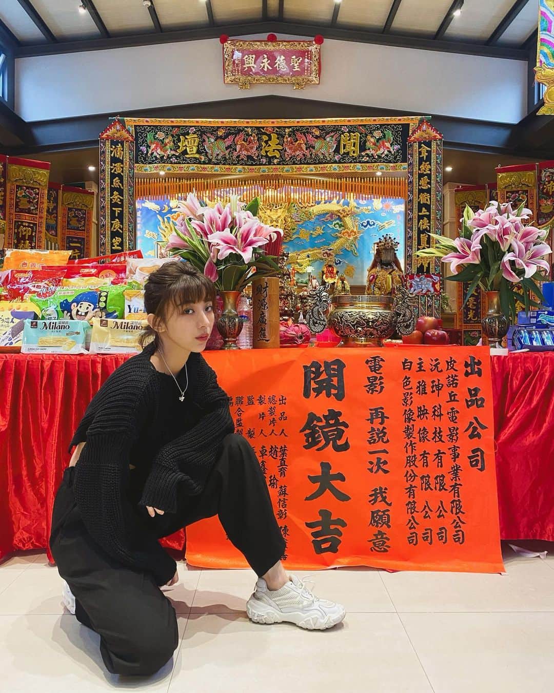 特蕾沙（Teresa）のインスタグラム：「🎬 看到的不一定就是真實的 一切就如霧裡看花 似真似幻..。  而山再不是山 水也不是水了  Hair & Make up by @vila129   #再說一次我願意 #クランクイン」