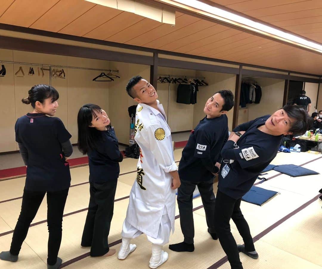 のインスタグラム：「K-1のリングドクターの方々と！笑 ありがとうございました！ このポーズは？笑 #k1wgp #思い出グラム  #喧嘩道　 #武居由樹」