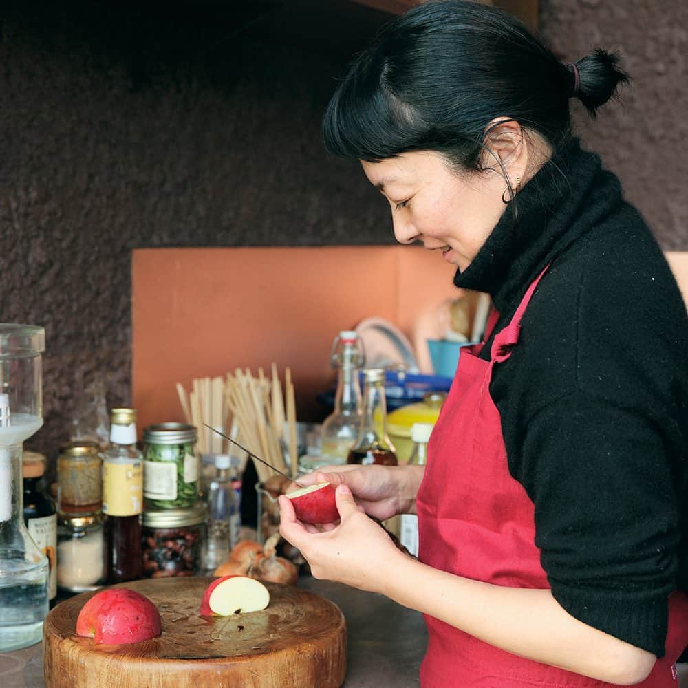 のインスタグラム：「【長く一緒に過ごすもの】 料理人・野村友里さんが長年愛用しているアイテムは「鍛冶職人の包丁」 山林に囲まれた智頭町にある〈大塚刃物鍛冶〉の菜切包丁を、野村さんは自宅で毎日使っている。   「ひとりひとりの手に合った包丁をつくってくれるんです。だから正真正銘、自分だけの一生モノ。ともに歩んでいく時間が大事というか、変化の中にロマンやストーリーが生まれている。簡単には手に入らない味わいや価値が、愛おしいんですよね」  発売中の1月号では様々なフィールドで活躍する6人に愛用している相棒を聞きました。 @ginzamagazine   #ginzamagazine #センスのいい人が毎日使うもの #日用品 #日用品リスト #愛用品 #dailyitemshop #野村友里 #料理人 #eatrip #大塚刃物鍛冶 #包丁 #キッチン用品 #キッチン雑貨 #雑貨」