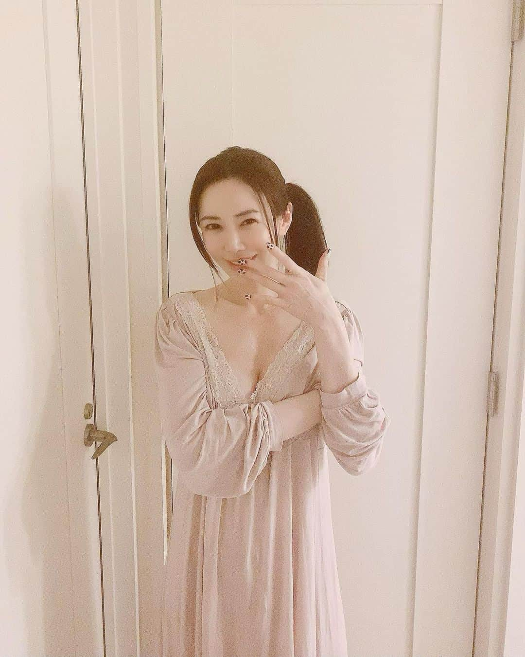 岩本和子のインスタグラム：「寒いし、自粛だし、晩ごはん食べたらもはや寝る体勢になっちゃうよね。  みなさま年末年始とかどうするのかな？  初詣⛩とかも自粛だもんね。」