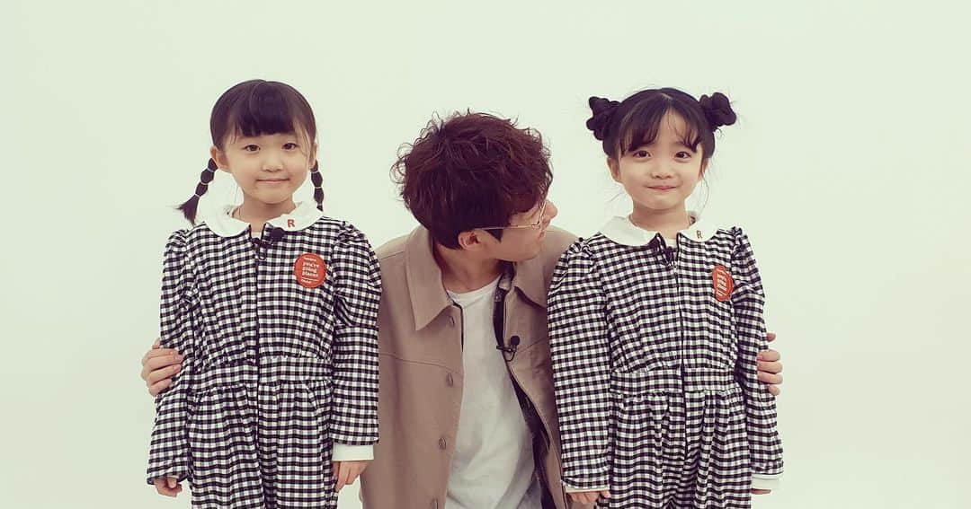 DINDINのインスタグラム：「뚜아뚜지 너무 귀여워서 터져버린 찐찐웃음 🤓 #뚜아뚜지 #너무귀여워 #아이들은최고야 #딘딘 @sua_suji」