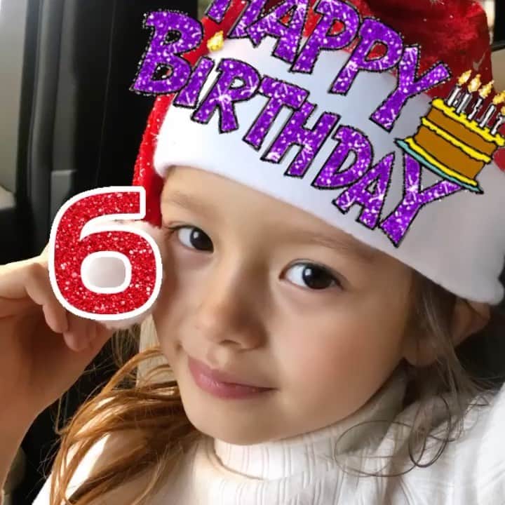 大桑マイミのインスタグラム：「娘が6歳になりました。😍 嬉しい😆泣けてくる…… 成長に感謝です。 心から思うんだ私の元に生まれてきてくれて mamaにしてくれて　ありがとう 宝物。 #お誕生日おめでとう  #happybirthday  #allesgutezumgeburtstag  #mama６年目 @mndset #papaおつかれさま」