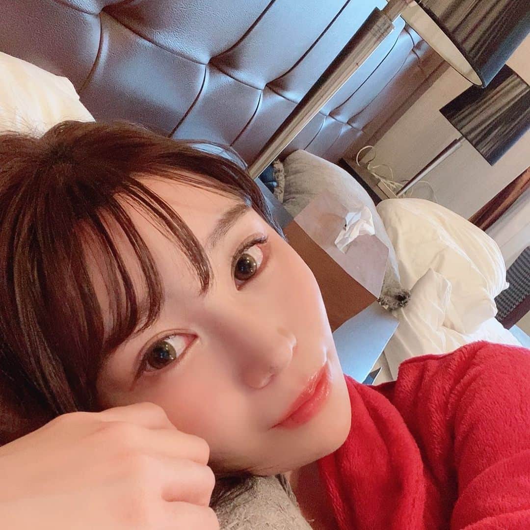 二見れいのインスタグラム：「撮影の休憩中☕️  #撮影中#よく寝る #av女優」