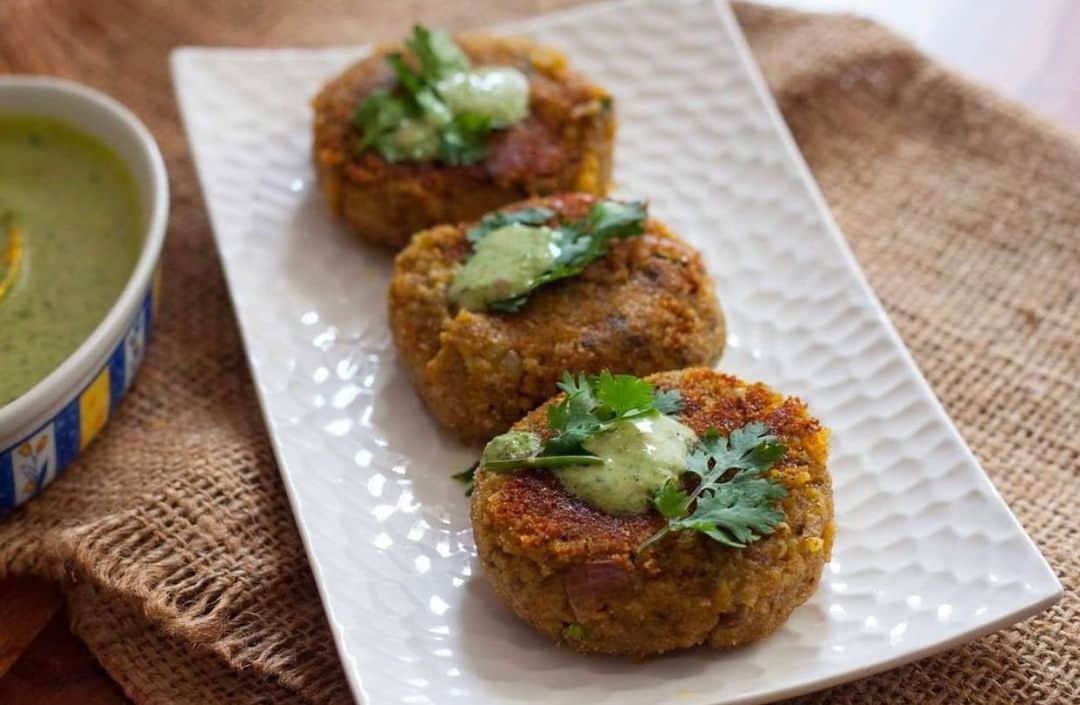 Archana's Kitchenさんのインスタグラム写真 - (Archana's KitchenInstagram)「Barnyard Millet And Mushroom Cutlet is a healthy snack made by using millet and mushroom to give a healthy twist to your regular cutlet. Serve the Cutlet along with ketchup or mint chutney as a teatime snack! Get the recipe from the smart.bio link in my profile @archanaskitchen . . . . . . . . #recipes #easyrecipes #snacks #teatime #teatimesnacks #archanaskitchen #fritters #cutlet #mushroom #mushroomrecipes #cutletrecipes #healthyeating #eatfit #cooking #food #healthyrecipes #foodphotography #recipeoftheday #comfortfood #deliciousfood #monsoonsnacks」12月16日 20時24分 - archanaskitchen