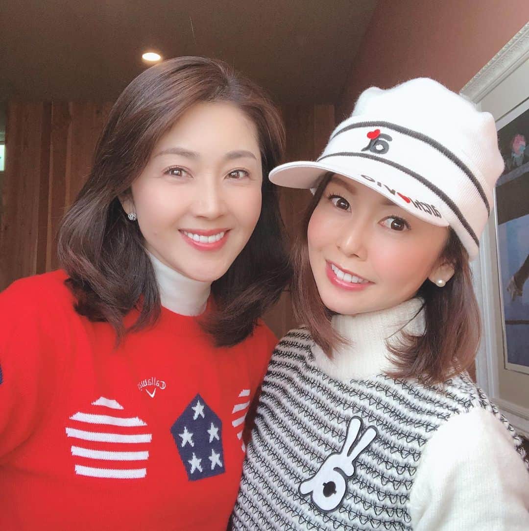 のインスタグラム：「2020年ゴルフ納めは フリーアナウンサーの宮崎宣子ちゃんと@miyazaki_nobuko ゴルフ上手すぎる方々とラウンドしてきました⛳️ ・ 極寒ゴルフと覚悟してダウンや手袋とか準備してきたけど終始ポカポカ陽気で途中セーターだけでラウンドするほど暖かったなぁ🌞 ご一緒した皆さんの日頃の行いでしょうか♡ ・ ラウンドでは、バンカー地獄にハマって出なかったり ロングパットが妙に冴えてたり一喜一憂 山あり谷あり.... スコアは数えたくなかったけどものすごく楽しかった〜！ 宣子ちゃんの女性らしくかわいいスイングと 上手すぎるバンカーショットは真似したいほど🏌️‍♀️💕 ・ 今年はなかなかゴルフも出来い状態でしたが お誘い頂いた前夜はワクワクして眠れなかったり... (小学生の遠足かっ　笑) わたしは本当にゴルフが好きなんだな〜と再確認できた一年でした ・ ラウンドご一緒した皆さまありがとうございました😌 来年も宜しくお願い致します⛳️ ・ ・ #golf  #golfswing  #golfstagram  #golf  #callaway  #markandlona #neweragolf #neweracap  #2020ゴルフ納め #ゴルフ女子  #大人ゴルフ女子  #ゴルフ好きな人と繋がりたい #高尔夫球 #⛳️ #フリーアナウンサー  #宮崎宣子 ちゃん #thankyou #女性らしいスイングに改善したい #model  #芦田桂子」