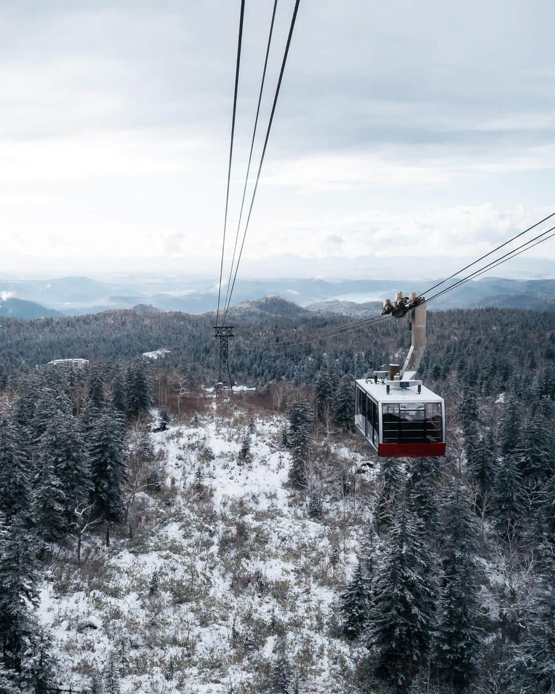 _msy_tのインスタグラム：「The Asahi-dake ropeway surrounded by the nature of snowy mountains. . 旭岳ロープウェイ、周りを見渡すと旭岳の大自然。 標高上がるにつれ雪がどんどん厚くなりました❄️ . . . #visitjapanjp #alpha_newgeneration #sorakataphoto #tokyocameraclub #retrip_nippon #art_of_japan_ #daily_photo_jpn #wu_japan #japan_daytime_view #rakutentravel #jalan_travel #lovers_nippon #bestjapanpics  #whim_life #special_spot_ #loves_united_japan #japan_art_photography #Nipponpic #lovers_amazing_group #japantravelphoto #otonatabi_japan #total_nature_japan #dare_sora #photo_travelers #HarumiWharf #広がり同盟  #東京カメラ部 #風景写真 #風景写真部 #旭岳」