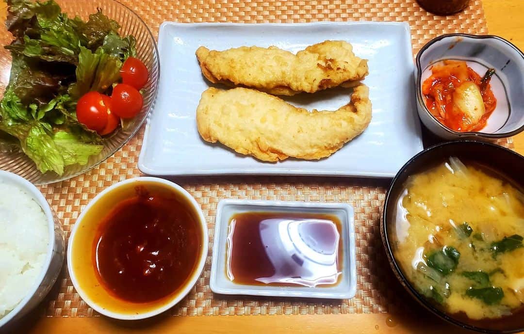 塩原康孝のインスタグラム：「このあとスタジオ入るため今日は早めの晩御飯🌃🍴 チキン竜田を激辛ソースとポン酢で交互に。 キムチと味噌汁と納豆の発酵食品や、身体の酸化防止にミニトマトを毎食つけるのは日々心がけています。  #料理記録  #料理男子」