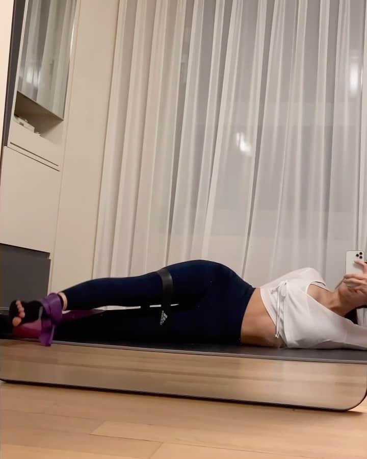 ハウンのインスタグラム：「ㅎㅎㅎㅎㅎ다시홈트행🧘🏻‍♀️ 🤣🤣빵먹기위해 오늘도 스따투🤏🏻」