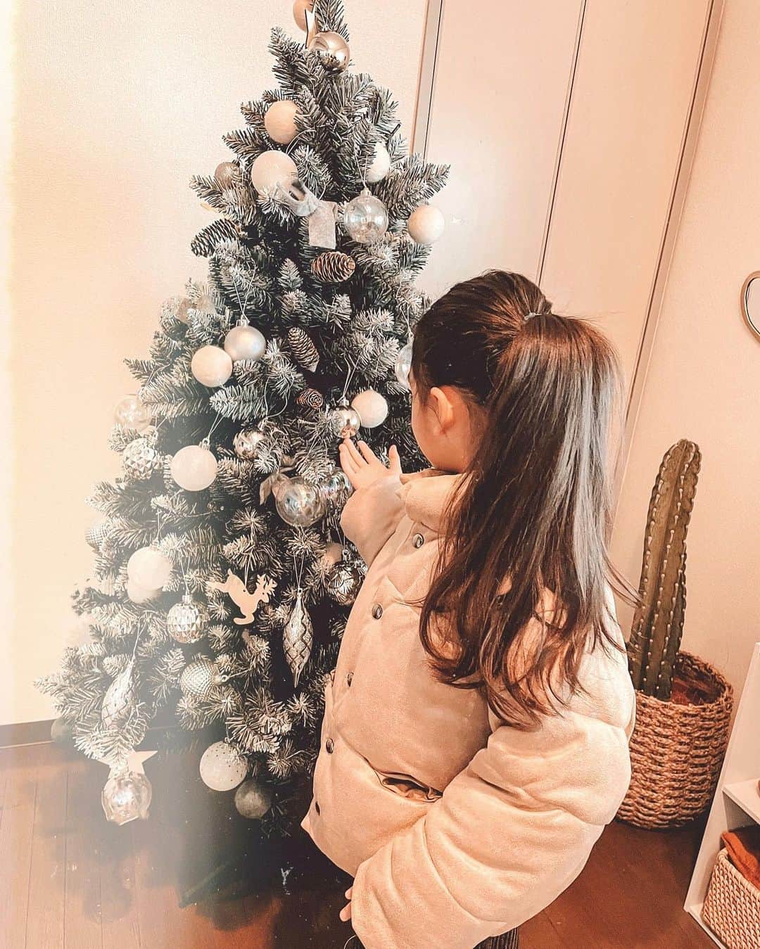 ✷kana✷のインスタグラム：「👧🏽🤍 . . 半年前に、カナヲになりたいと言う 娘の要望で鎖骨まで切った髪が、 いつの間にやらこんな伸びてた！！ 毛先だけ巻いてキム秘書風重めのポニテ✨← . 本人がかなり気に入っている @urbancherry_ の中綿ダウン！ 首まであるし、軽くてあったかくて 学校にも着て行ってるよ！♡ . . #coordinate #娘コーデ」