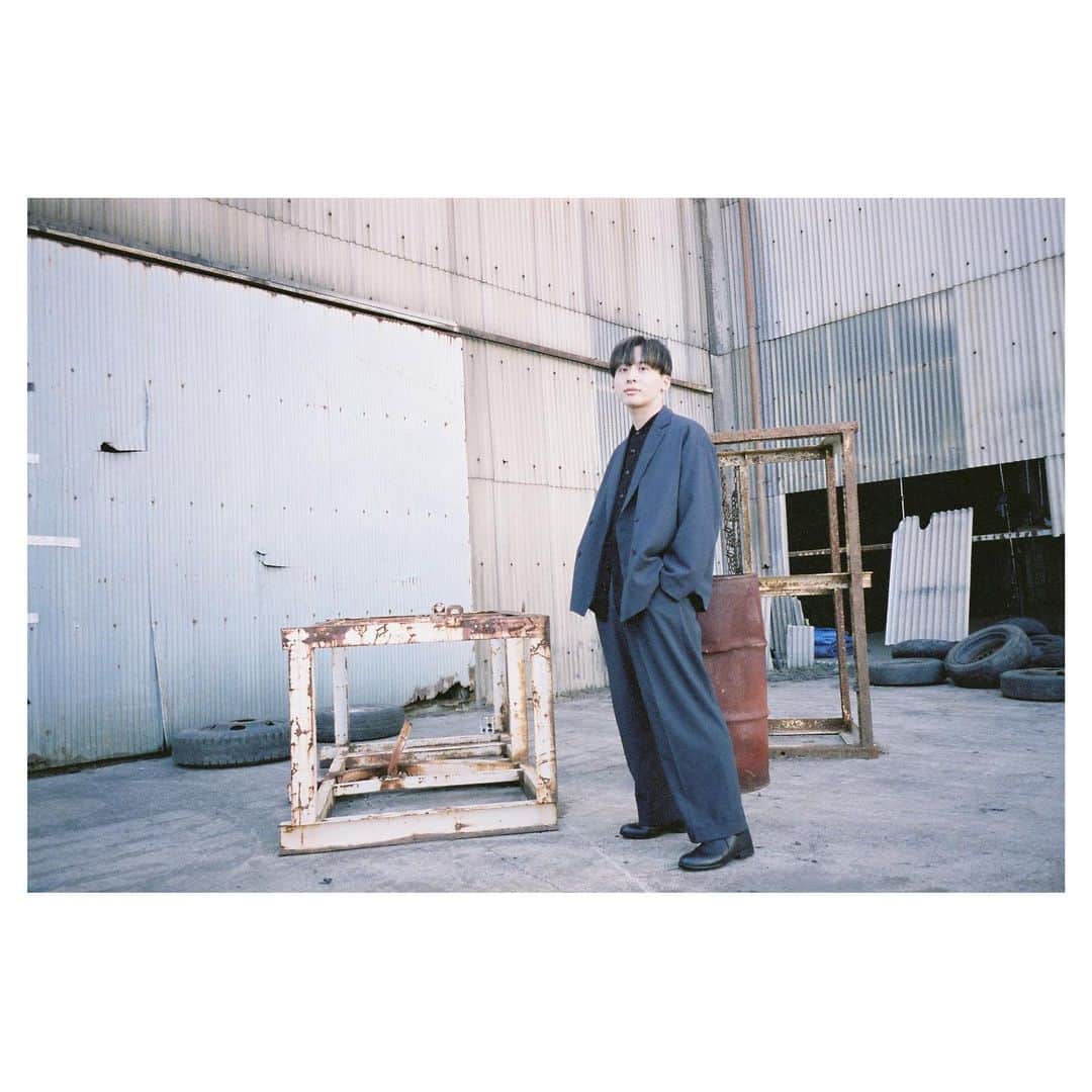 工藤大輝のインスタグラム：「CITRUSのMVロケ地倉庫にて。 #filmcamera #minoltatc1」