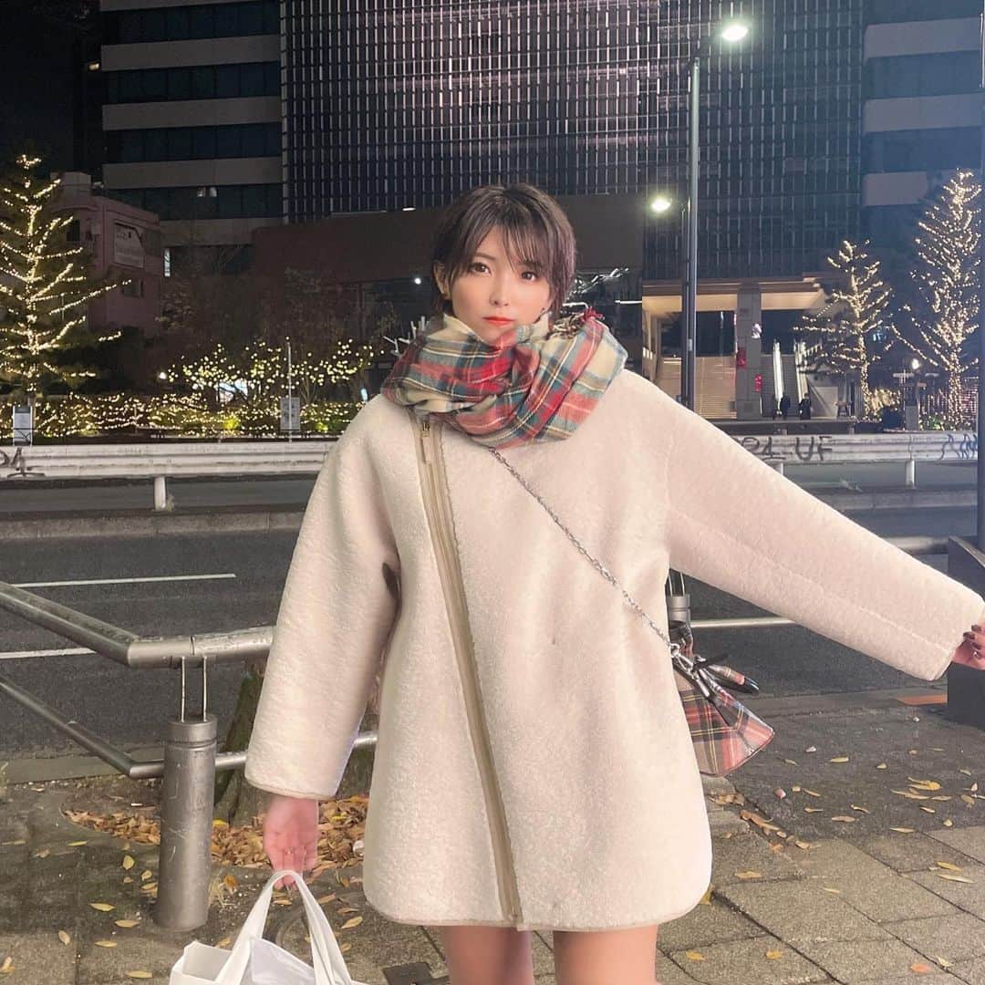 のインスタグラム：「☃️さむいね . 本当に毎日凍える🥶 . @lagunamoon_com であったかいアウターgetした😝マフラーを巻いたら完璧🧣✨ . . #lagunamoon #冬コーデ #冬服コーデ #冬服 #冬コーディネート #ootd #アウター　#ムートン　#ムートンコート #デートコーデ #デート服 #マフラー女子 #マフラーコーデ #マフラー #防寒コーデ #あったかコーデ」