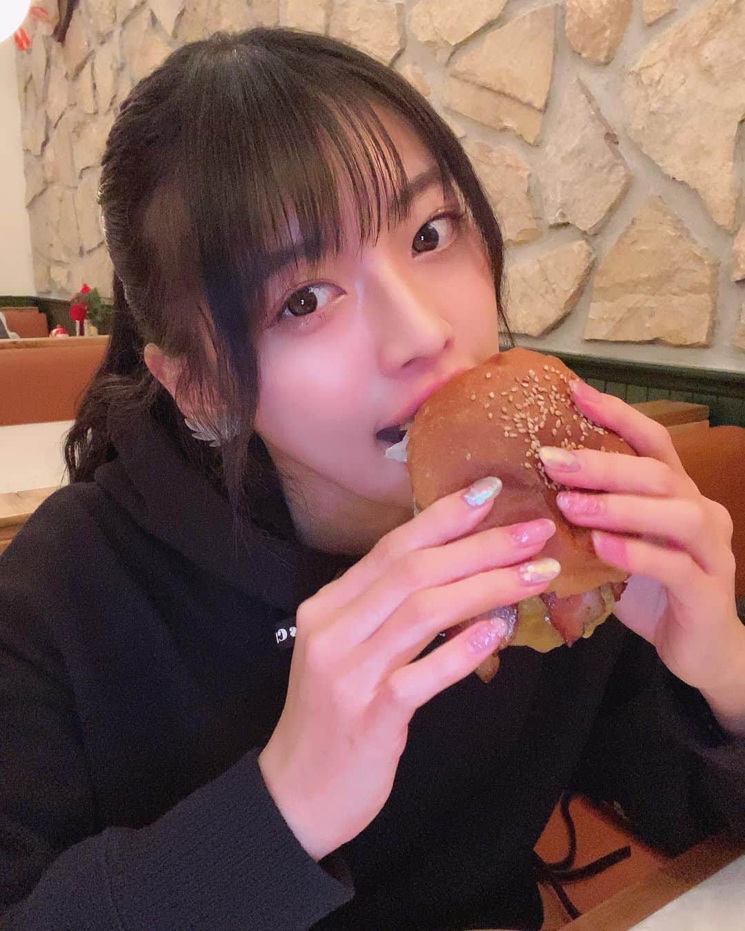 藤田いろはのインスタグラム：「﻿ いっぱい食べる私でも好きでいてくれる？﻿ ﻿ ﻿ ﻿ ﻿ こないだお仕事のついでに京都行ったときに、竈で炊いたご飯を出してくれるところがあって、美味しすぎて3杯おかわりしちゃった🤤❤︎﻿ ﻿ ﻿ ﻿ ﻿ ﻿ ﻿ ﻿ ‪#藤田いろは#グラビア#gravure #japanesegirl #レースクイーン#tokyo  #l4l #aziangirl  #ビジョビ #뷰티스타그램 #셀카  #cosplay #黒髪ロング#팔로우#소통해요#셀스타그램#モデル #model #그라비아 #ポニーテール #日本的 #もぐもぐ　#原宿グルメ #ハンバーガー #食べるの大好き #フェチ #harajuku #原宿カフェ #彼女感 #彼女とデートなうに使っていいよ」