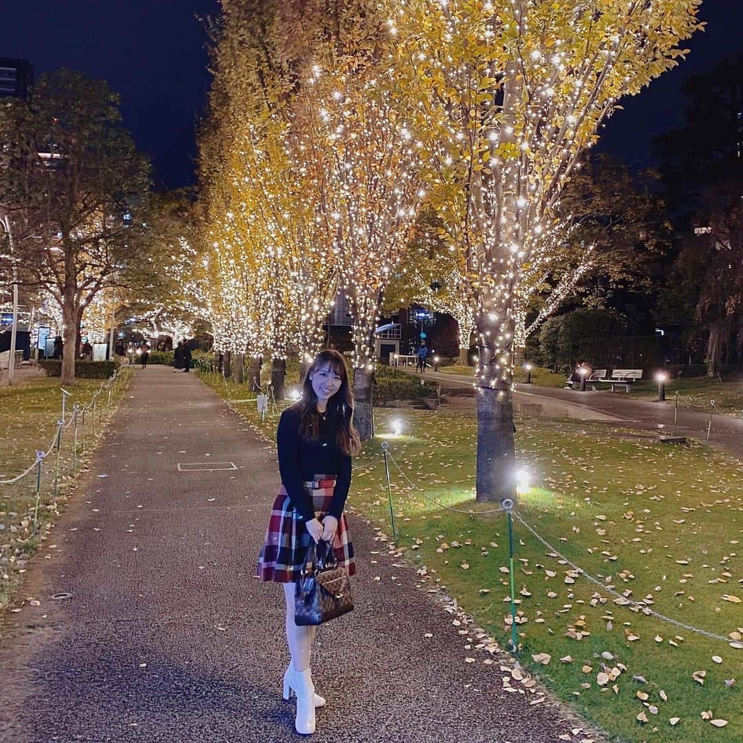 山本瑠香のインスタグラム：「もうすぐクリスマスやね🎄🎁  六本木のイルミネーション 見に行ってきました💎🌙✨ 綺麗やったなあ…  #christmas #クリスマス #イルミネーション #東京 #東京観光 #六本木 #六本木イルミネーション」