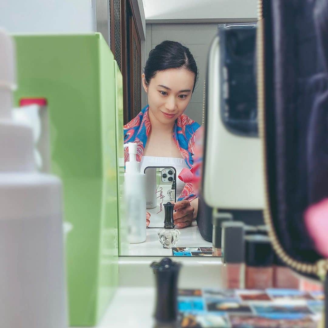 鈴木芳奈のインスタグラム：「今日も一日おつかれさまでしたーっ 撮影隊、素敵なチーム💫 新しい出会いに感謝感謝だなぁ そして、あっという間に1日が過ぎてまう そして外は激さむだ… 明日も頑張るぞ #役者 #俳優 #女優 #山形出身 #act #actor #actress #wintarts #ウイントアーツ #メイク中 #撮影」