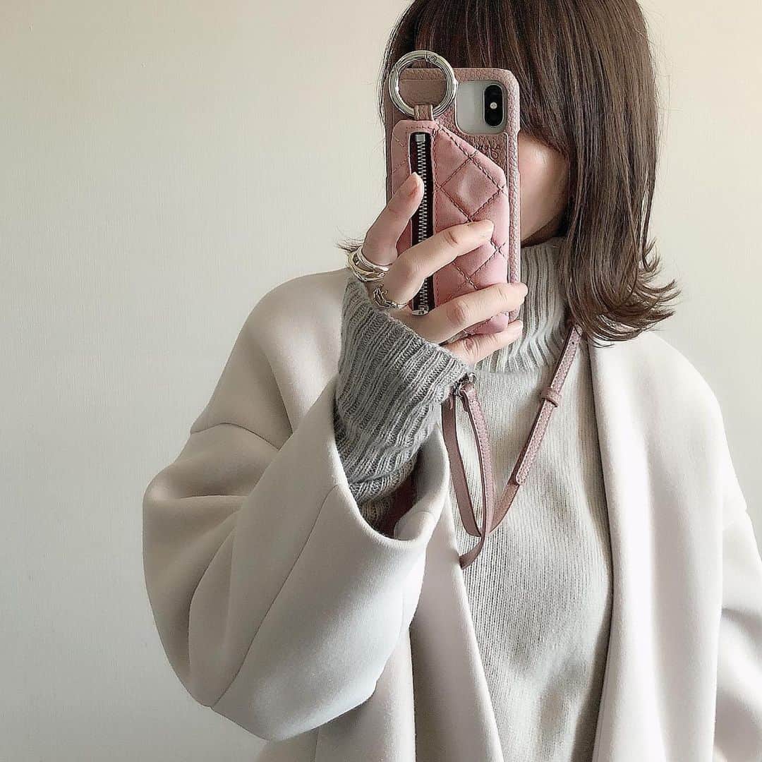 のインスタグラム：「* * new iPhone case▶︎▶︎ @ajew_official × @beautyandyouth_official 📱 * ポケット部分がキルティングなんて可愛すぎる💗 * #ajew #beautyandyouth #iphonecase #iphoneケース #スマホケース #エジュー」