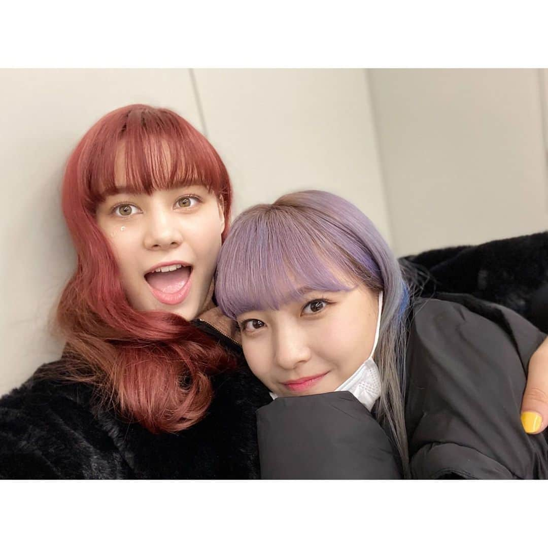 NiziUさんのインスタグラム写真 - (NiziUInstagram)「先日の動画に続き またまたNINAとMAYUKAです😆💓  そしてひょっこりAYAKAも👀🌷  전 영상에 이어서 또 NINA MAYUKA입니다😆💓 오늘은 AYAKA도 있어요 ~👀🌷  #NiziU #WithU #MAYUKA #🐱🌈」12月16日 20時37分 - niziu_artist_official