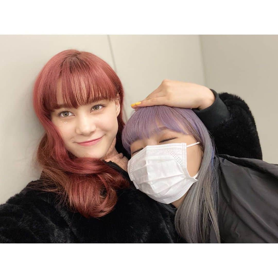 NiziUさんのインスタグラム写真 - (NiziUInstagram)「先日の動画に続き またまたNINAとMAYUKAです😆💓  そしてひょっこりAYAKAも👀🌷  전 영상에 이어서 또 NINA MAYUKA입니다😆💓 오늘은 AYAKA도 있어요 ~👀🌷  #NiziU #WithU #MAYUKA #🐱🌈」12月16日 20時37分 - niziu_artist_official