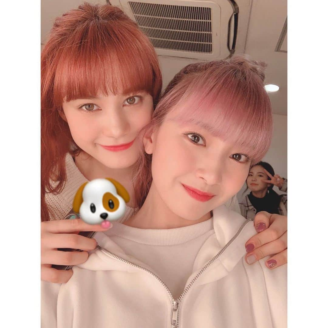 NiziUさんのインスタグラム写真 - (NiziUInstagram)「先日の動画に続き またまたNINAとMAYUKAです😆💓  そしてひょっこりAYAKAも👀🌷  전 영상에 이어서 또 NINA MAYUKA입니다😆💓 오늘은 AYAKA도 있어요 ~👀🌷  #NiziU #WithU #MAYUKA #🐱🌈」12月16日 20時37分 - niziu_artist_official