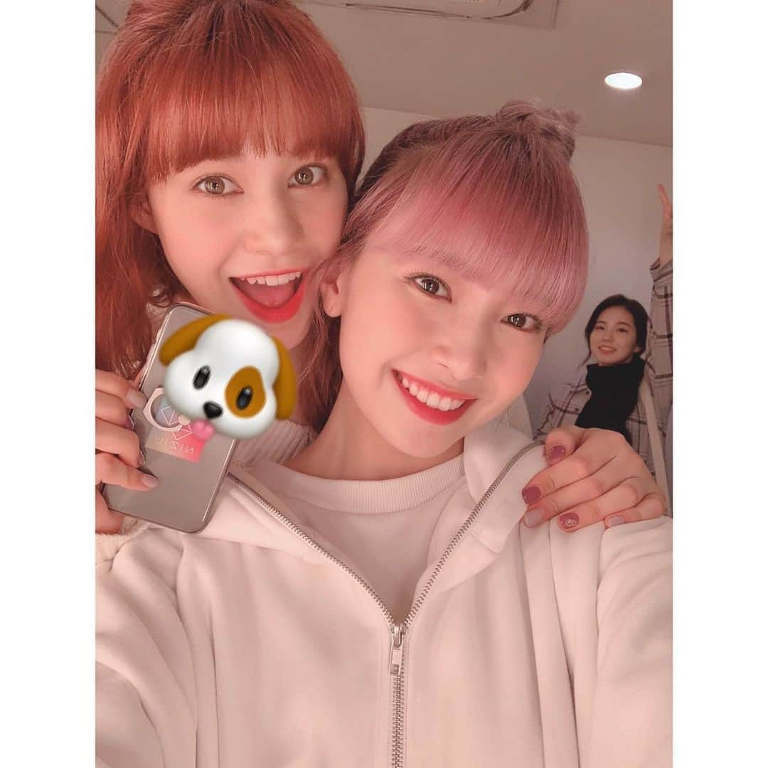 NiziUさんのインスタグラム写真 - (NiziUInstagram)「先日の動画に続き またまたNINAとMAYUKAです😆💓  そしてひょっこりAYAKAも👀🌷  전 영상에 이어서 또 NINA MAYUKA입니다😆💓 오늘은 AYAKA도 있어요 ~👀🌷  #NiziU #WithU #MAYUKA #🐱🌈」12月16日 20時37分 - niziu_artist_official