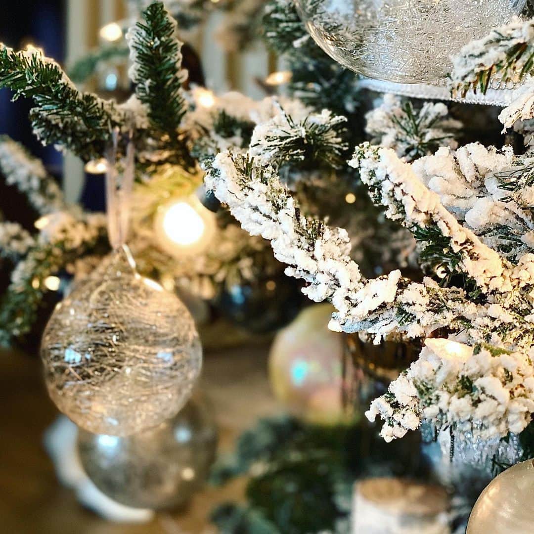 ヒロコグレースのインスタグラム：「子供達が生まれてから、﻿ 毎年少しずつ増やしてきている﻿ Christmas ornaments🎅﻿ ﻿ クリスマスの箱を開けると、﻿ 小さな頃に手作りしたものまで﻿ 飛び出てくる。﻿ ﻿ 下手くそ⁉️だけど可愛い😍﻿ (本人説)﻿ ﻿ 今年も仲間入りを買ったけど、﻿ まだアメリカ🇺🇸から届かない。﻿(2枚目) #potterybarn  ﻿ 思い出いっぱいのクリスマスツリー🌲﻿ 子供が小さな頃から集めるのは、﻿ オススメだよー。﻿ ﻿ ---------------------------------------﻿ ﻿ ＜ビジネス講座＞﻿ ■ b-school（裏講座）﻿  パーソナルブランディング ﻿ ・2021年1月スタート﻿ 　4期平日クラス﻿ 　5期週末クラス﻿ 　6期大阪平日クラス﻿ 　*12月上旬に先行募集開始予定﻿  裏講座のためHP掲載がありません。﻿   ご興味ある方はDMくだださい。﻿ ﻿ ■ パーソナルブランディングVIP﻿ ・先行募集開始予定﻿ ﻿ ■ b lab ﻿  ・12/15開催予定﻿ ﻿ ﻿ •••••﻿ ﻿ ＜パートナーシップ講座＞﻿ ■ ウーマンDiploma class﻿ ・26期 2021年1月 週末クラス(先行募集予定)﻿ ・25期 2020年9月 週末クラス(満席)﻿ ・24期 2020年9月 平日クラス(満席)﻿ ﻿ ■ DiplomaVIP﻿ ・先行募集開始予定﻿ ﻿ ■ ウーマンDiploma卒業生向け﻿ ・14期 2021年3月 Masterクラス(残席わずか)﻿ ・4期2021年 5月開講 スキルアップ（未定）﻿ ﻿ ﻿ •••••﻿ ﻿ ＜個人セッション＞﻿ ■ メンタープログラム(満席)﻿ ＊12月に若干数募集予定﻿ ﻿ ﻿ •••••﻿ ﻿ ＜オンラインサロン＞﻿  Grace サロン﻿ @hirokograce プロフURLより﻿ ﻿ ﻿ •••••﻿ ﻿ 著書：﻿ 夫を最強のパートナーにする方法（大和書房）﻿ やめたら幸せになる妻の習慣（Wave 出版）﻿ 愛され妻の習慣（Wave 出版）﻿ ﻿ ▶︎ ブックアカウント ﻿ hirokograce_books ﻿ ﻿ #ブランディング #自分磨き #起業女子 #コーチング #パートナーシップ #魅力 #洗練 #センス #自信をつける #自分軸で生きる #コミュニケーション #会話術 #ワーママ #夫婦生活 #ニューヨーク #ロス #プロデュース #女性経営者 # ファッションコーデ #カップル #夫婦﻿ ﻿ ﻿」