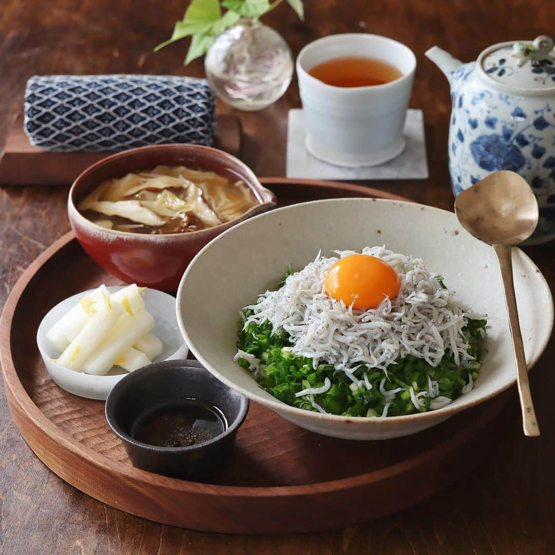 のん ◡̈*のインスタグラム：「・ ・ 贅沢にしらすたっぷり丼でお昼ごはん😋 ・ 『 うなぎ屋 かわすい 川口水産』さんから 和歌山県産 釜揚げしらすをお取り寄せしました！ ・ なんと200gが2パックも入っていて 送料込みの最強コスパ✨✨✨ 5人家族には嬉しすぎる〜😆🙌🏻 ・ しらす丼はご飯の上に、 刻んだ大葉と青葱をたっぷりのせてから しらすをどどーんと山盛りにのせます。 真ん中に卵黄をポンと落として、 ごま油塩をかけていただきます🙏🏻 美味しすぎて危険😍💖 ・ ふんわり柔らかいしらすは、 塩気もほどよくとっても美味しかったです😋 ・ おしながき ◎しらす丼 ◎きのこと湯葉のとろみスープ ◎柚子大根 ・ ・ 新型コロナウイルスの影響で、 全国の生産者さんが一生懸命育てた農林水産物が 行き場を失っているそうです。 ・ 少しでもお力になりたくて、 #元気いただきますプロジェクト の 投稿キャンペーンに近畿地区代表として 参加させていただきました🙋🏻‍♀️✨ ・ ・ 美味しく食べて応援ができるって 素敵なプロジェクトだと思います✨ 地元の美味しい食材を買って♩食べて♩投稿して♩ 生産者さんをみんなで応援していきましょう！ ・ #元気いただきます近畿 ⏪こちらのタグをつけて このプロジェクトを一緒に 盛り上げていただけると嬉しいです😆💗 皆さん、よろしくお願いします❣️ ・ そして、同じ近畿地区代表の ひとみちゃん @hitomi_kawakami  ぐっちくん @gucci.tckb おふたりの素敵な投稿も是非見てくださいね〜😋 ・ ・ ・ ・ #元気いただきますプロジェクト に参加している 美味しいお店一覧は、ストーリーズに リンクを貼っておきますね。 クリスマスやお正月の食材購入にも 是非お役立てください😋 ・ ・ ・ ・ #元気いただきます #マカロニメイト #Promotion ・ #丁寧な暮らし #心はぐくむごはん #おうちごはん #昼ごはん #和食 #家庭料理  #和食器 #うつわ #器 #清岡幸道 #スッカラ #定食  #和ンプレート #ワンプレート #柚子大根 #盛り付け #しらす #しらす丼 #お取り寄せグルメ  #てづくりごはん365 #washoku #igersjp #wp_deli_japan #instafood」