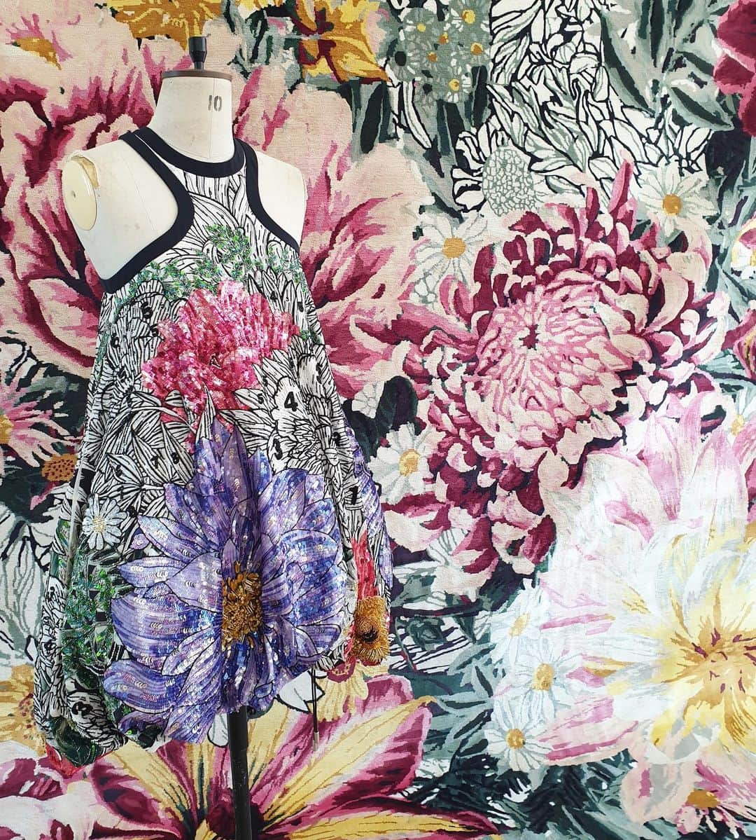 メアリーカトランズのインスタグラム：「PAINT BY NUMBER floral dress from our “Nostalgia” SS18 collection with a backdrop of our Botanical Garden rug @therugcompany #marykatrantzou」