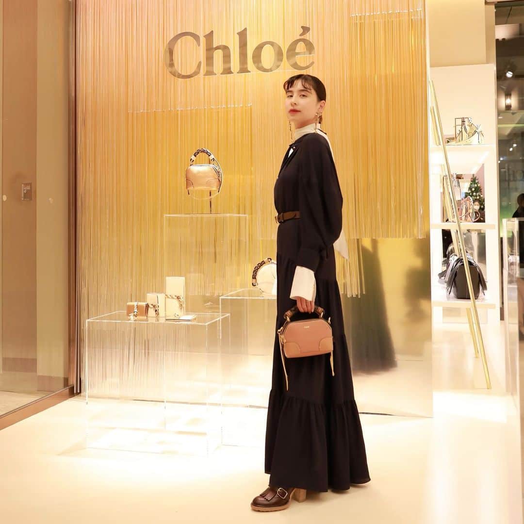 ラブリのインスタグラム：「銀座三越本館１階で行われているChloeのFestive popupに行ってきました。  １２月２９日までオープンしているそうで、期間中にはChloeとピエールエルメのコラボレーションチョコレートも🍫　  ぜひChloeの冬を堪能してみてくださいね。  #CHLOE #chloeholidaylights  @chloe」