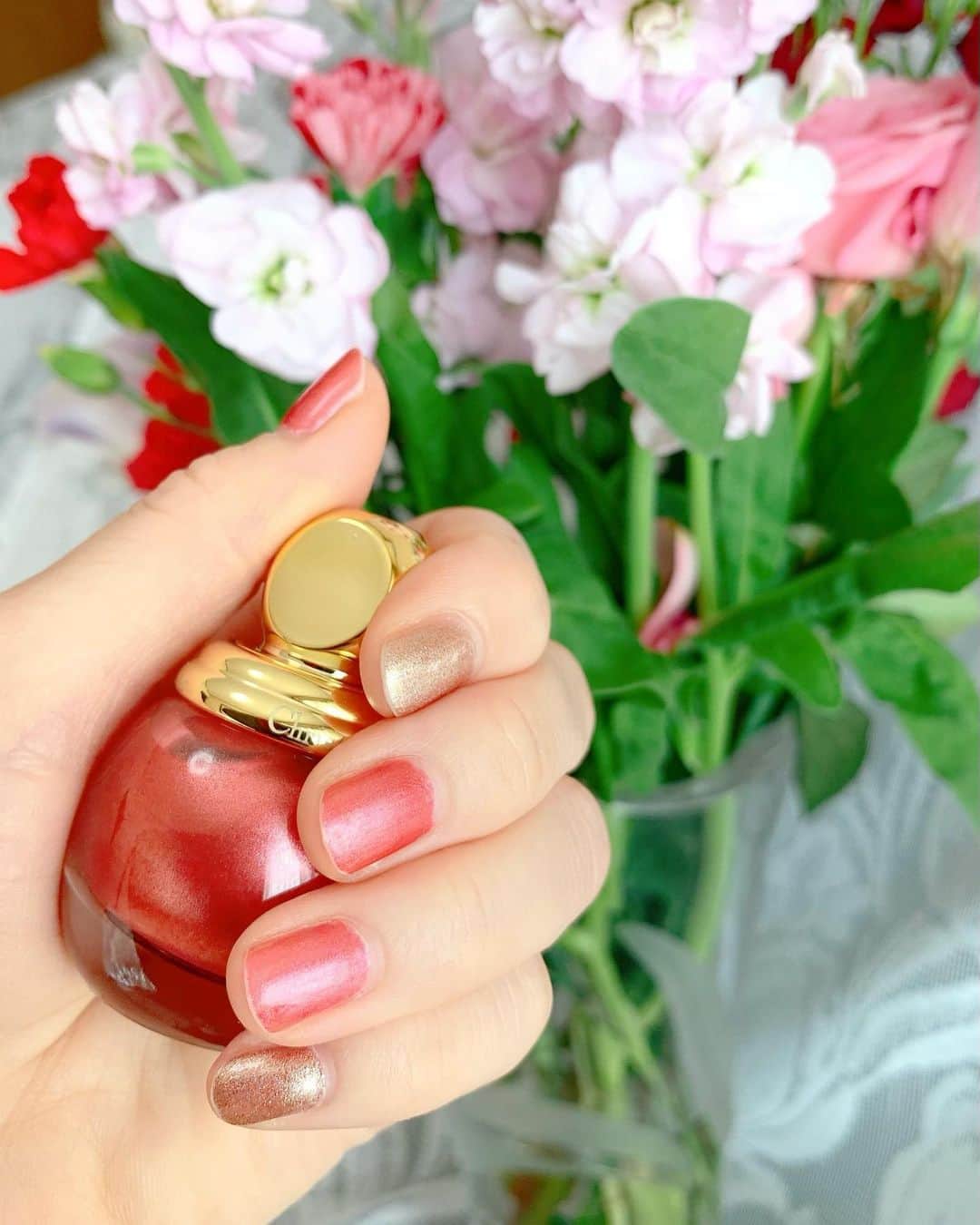 沢井里奈さんのインスタグラム写真 - (沢井里奈Instagram)「⠀ ⠀ Dior 🌹🤍 　 🤎サンク クルール クチュール 689 ミッツァ 発色が良くて、ラメが上品🥺💕💕 　 🎄ヴェルニ ディオリフィック 767 レッド ワンダーズ (クリスマス コレクション 2020限定品) 絶妙な赤ピンクの色味が可愛い❤️✨ 　 ノベルティのスノードームも ミニサイズで可愛かった⛄❄ 　 　 #dior #さわーコスメ」12月16日 20時42分 - sawairina