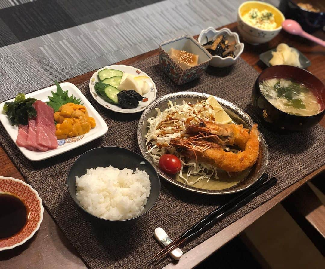 月央和沙さんのインスタグラム写真 - (月央和沙Instagram)「うちの晩ごはん🍚✨ . #エビフライ #タルタルソース #ひじきの煮物 #まぐろとウニ #ごまどうふ #納豆 #玉ねぎとわかめのお味噌汁 #ぬか漬け #ガリ #褒められると #調子にのるタイプです」12月16日 20時53分 - kazusa_tsukio