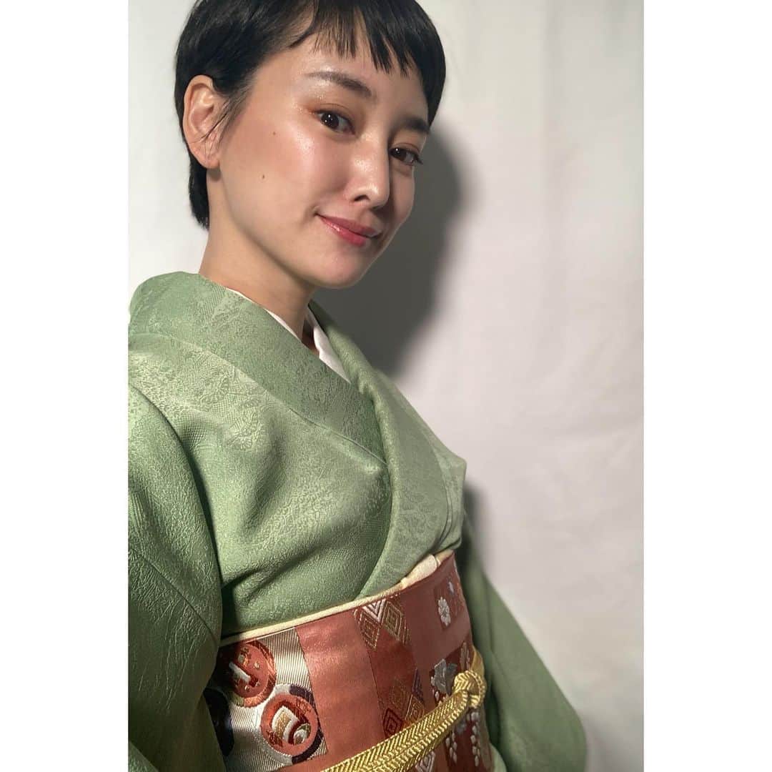 永池南津子さんのインスタグラム写真 - (永池南津子Instagram)「今日は自分で着付けて、着物の撮影でした。 年々嵌っていく気がする着物道。 着物や帯の柄だったり合わせ方だったり、何時間でも見ていられる。 来年は着物のお仕事をもっとしたいなぁ、むふ。 #着物 #着物好き #kimono #着付け #永池南津子  このお着物は @masaboshi1  さんの物。 お手頃なアンティークの可愛い着物が沢山あって、毎日見ちゃいます。」12月16日 20時52分 - natsuko_nagaike