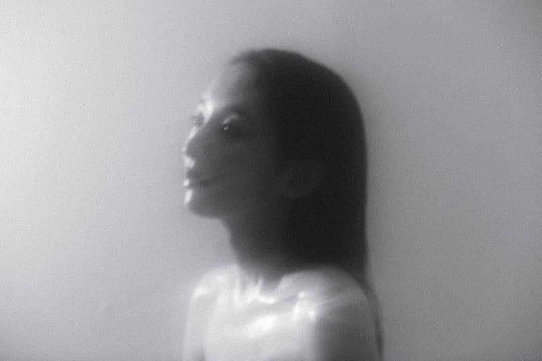 辻祐香のインスタグラム：「ヘアスタイリストさんの経験をベースに明確なコンセプトを持って一連で撮影するっていうただひたすらワクワクする時間だったのだけど、仕上がり見るとそう見えるし、別のものにも見えるし、どう見えるんだろう。」