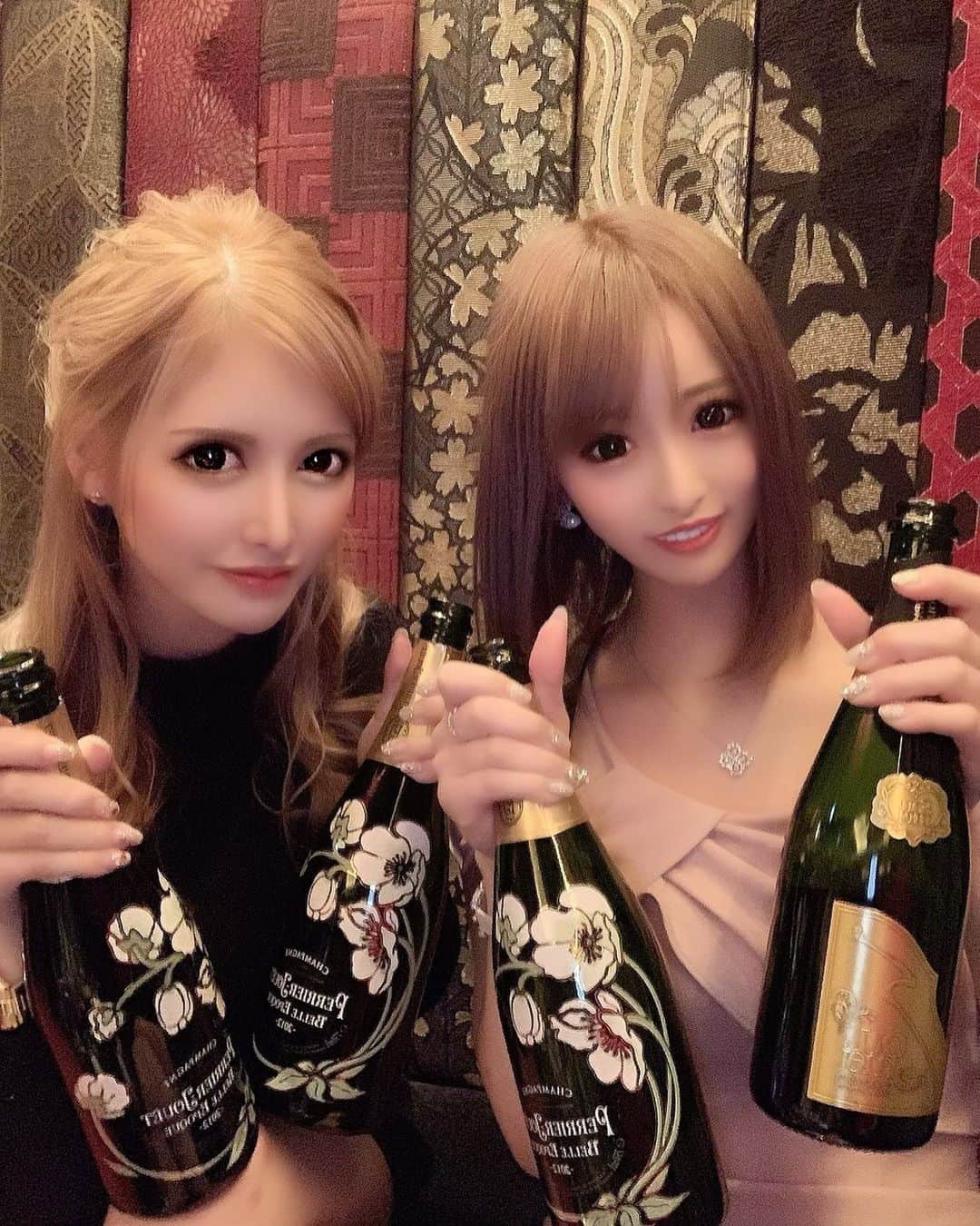 のインスタグラム：「毎日シャンパン🍾 この時期に毎日満席本当に 感謝でいっぱいです(；ω；)💕」